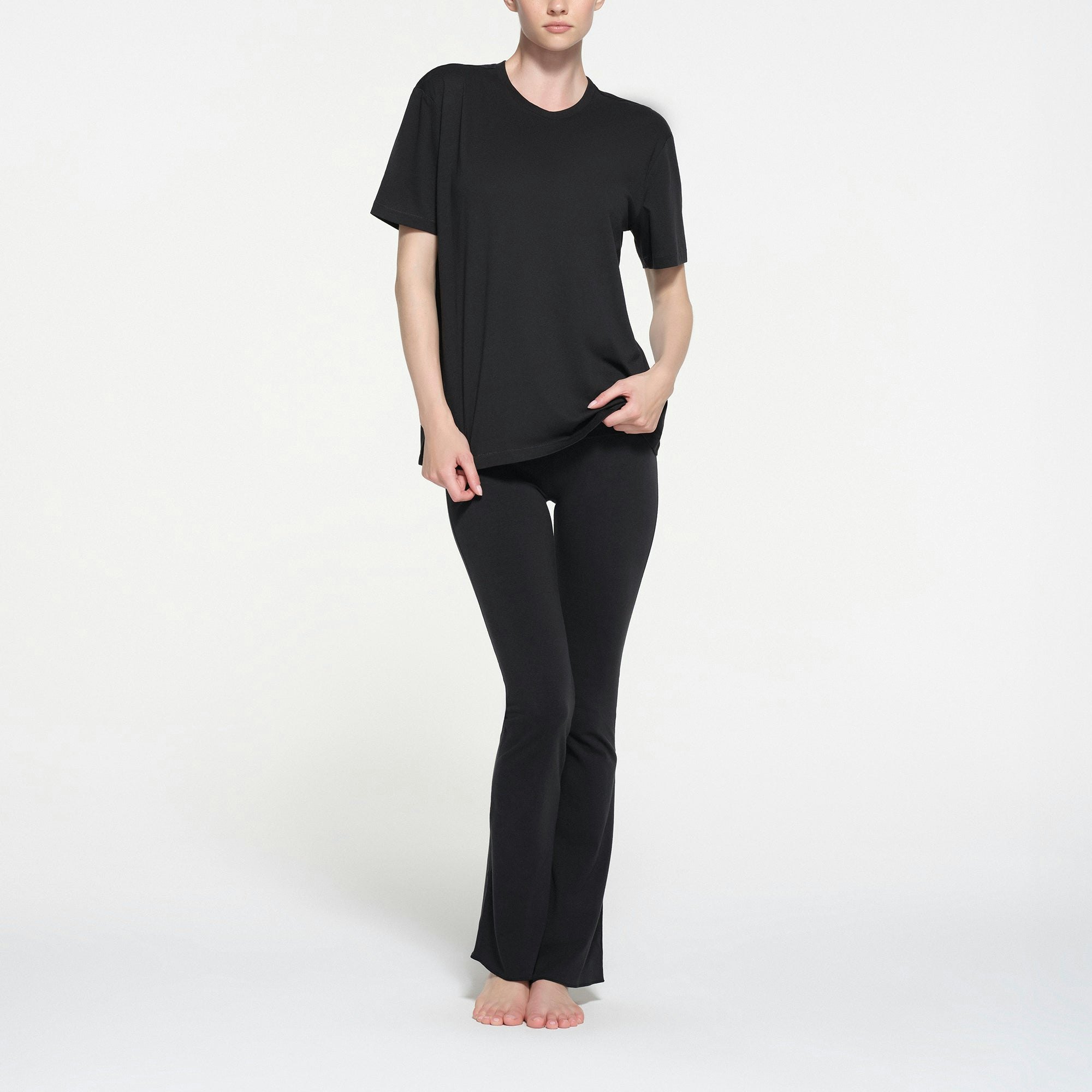 RELAXED TEES OVERSIZED LONG T-SHIRT | ONYX ON A MODEL FRONT VIEW @ | FOCUS: 0.9, 0.1, 0.7
