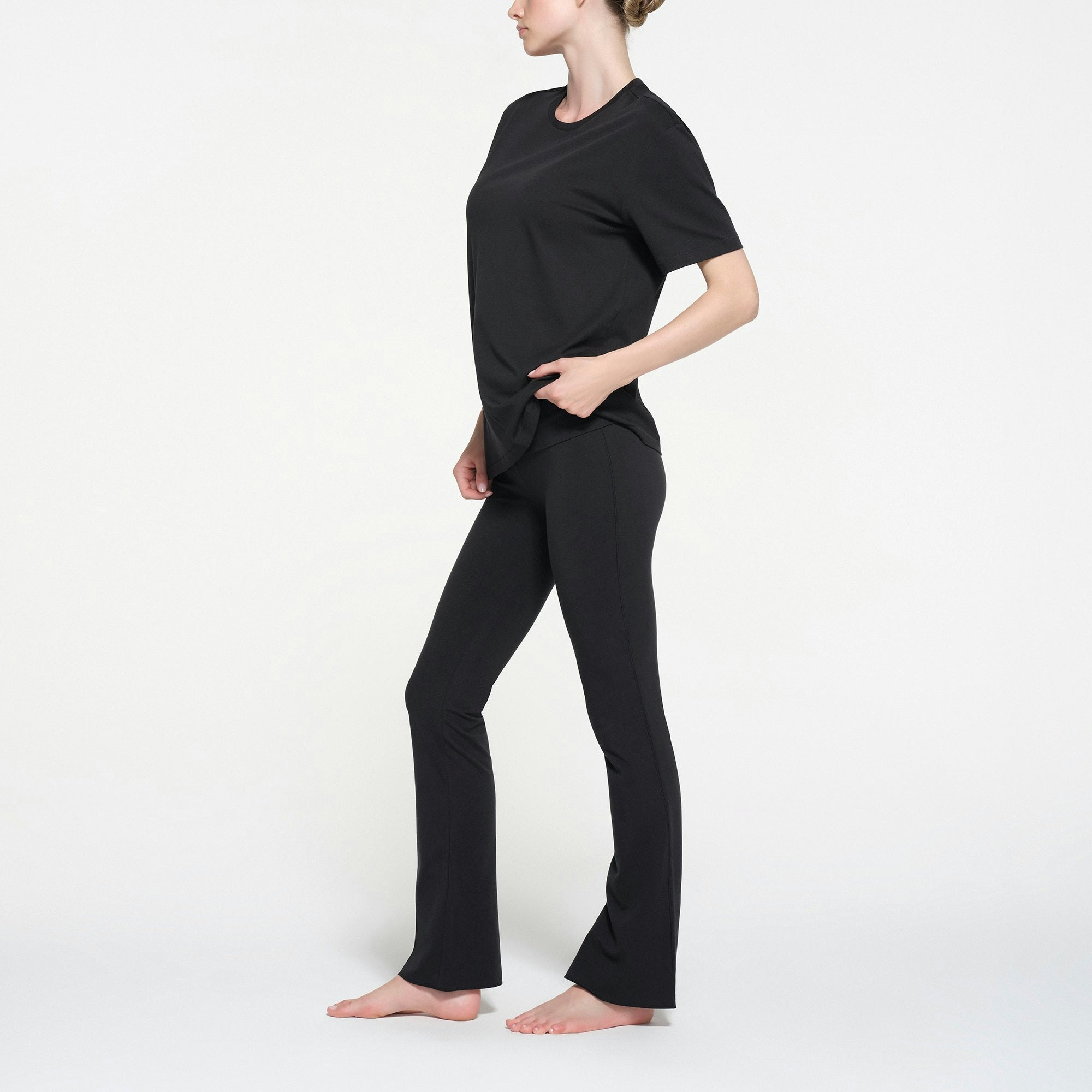 RELAXED TEES OVERSIZED LONG T-SHIRT | ONYX ON A MODEL SIDE VIEW