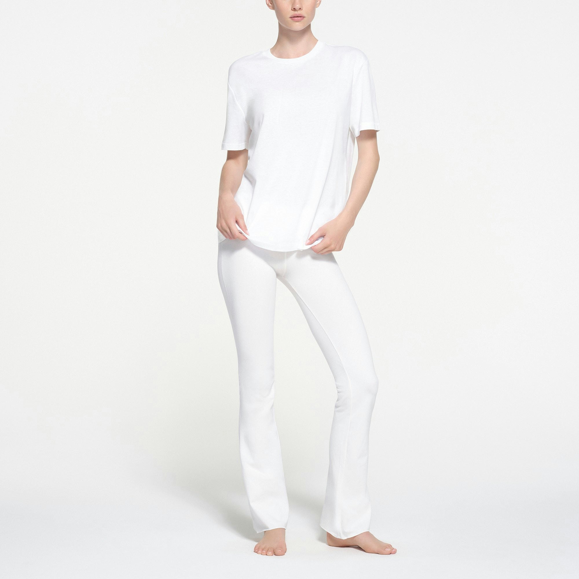 RELAXED TEES OVERSIZED LONG T-SHIRT | SNOW ON A MODEL FRONT VIEW @ | FOCUS: 0.9, 0.1, 0.7