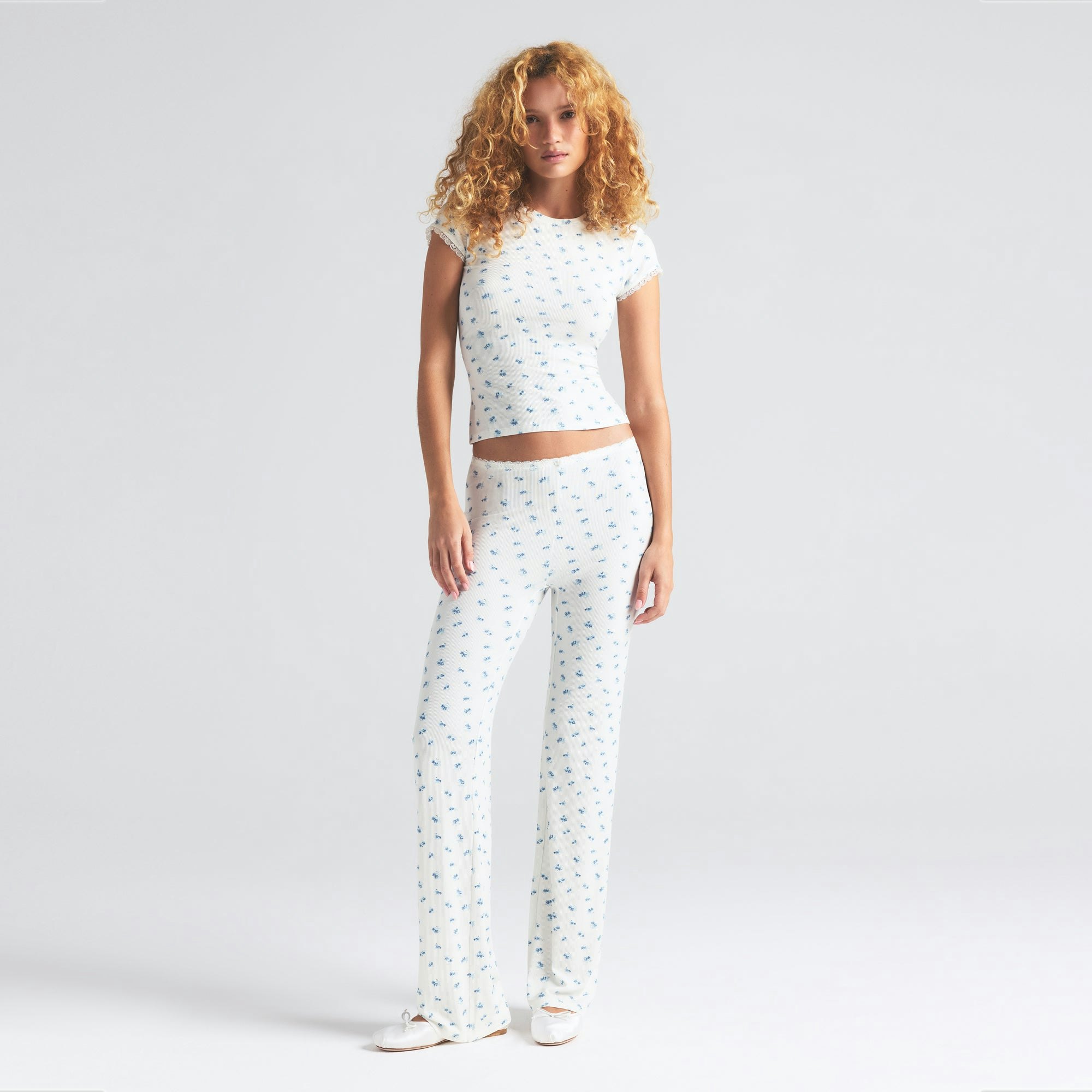 SOFT LOUNGE LACE T-SHIRT | BLUE GARDEN PRINT ON A MODEL FRONT VIEW | FOCUS: 0.0, 1.0, 0.9