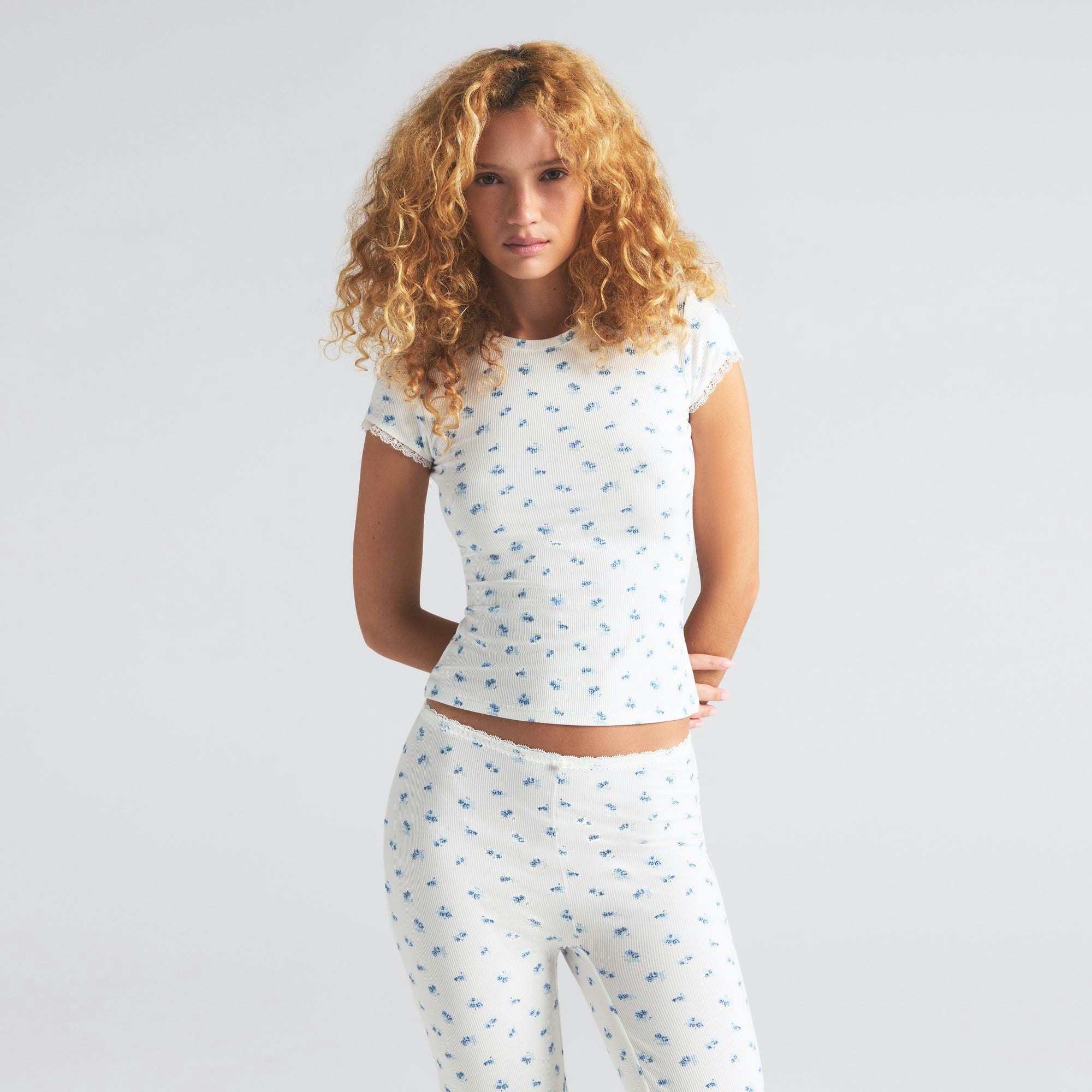 SOFT LOUNGE LACE T-SHIRT | BLUE GARDEN PRINT ON A MODEL SIDE VIEW | FOCUS: 0.0, 1.0, 0.9