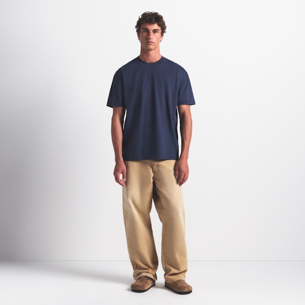 HEAVYWEIGHT COTTON MENS RELAXED T-SHIRT | DAMSON ON A MODEL FRONT VIEW @ | FOCUS: 0.0, 1.0, 0.9