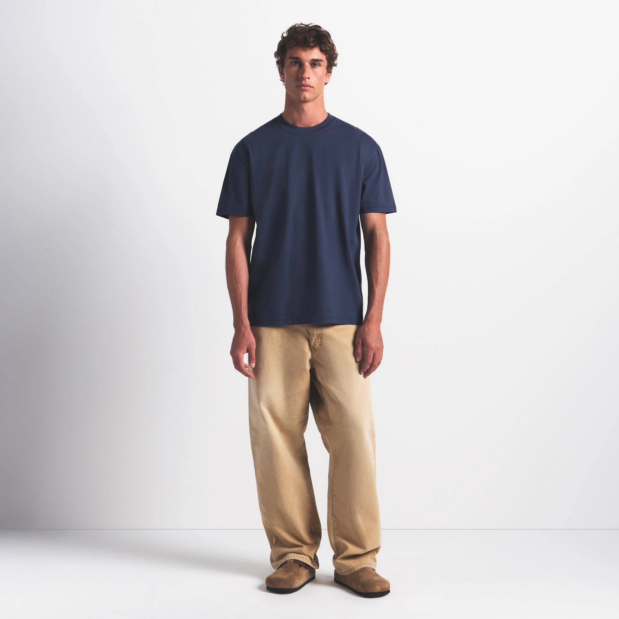 HEAVYWEIGHT COTTON MENS RELAXED T-SHIRT | DAMSON ON A MODEL FRONT VIEW @ | FOCUS: 0.0, 1.0, 0.9