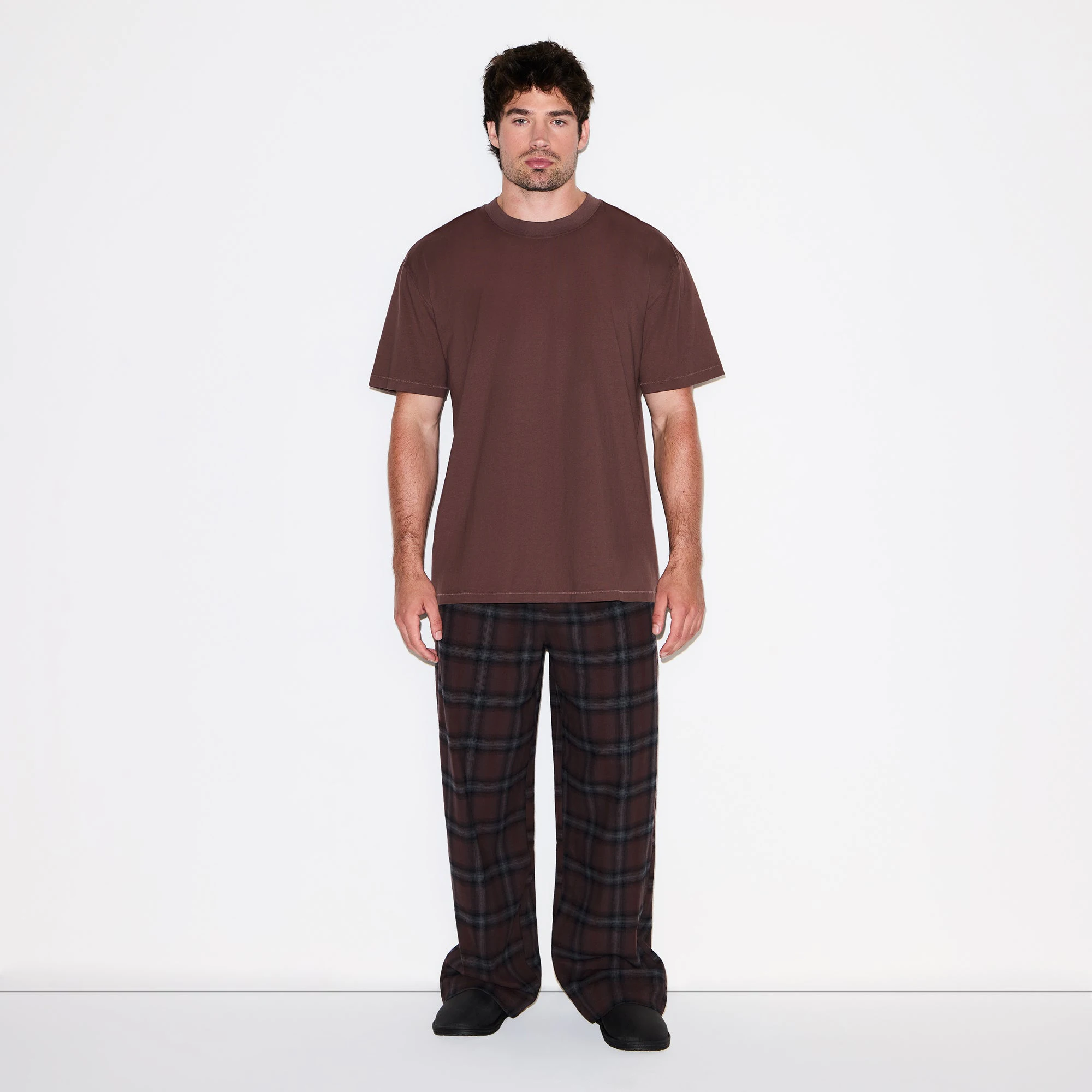 HEAVYWEIGHT COTTON MENS RELAXED T-SHIRT | DARK AMETHYST ON A MODEL FRONT VIEW @ | FOCUS: 0.0, 1.0, 0.9