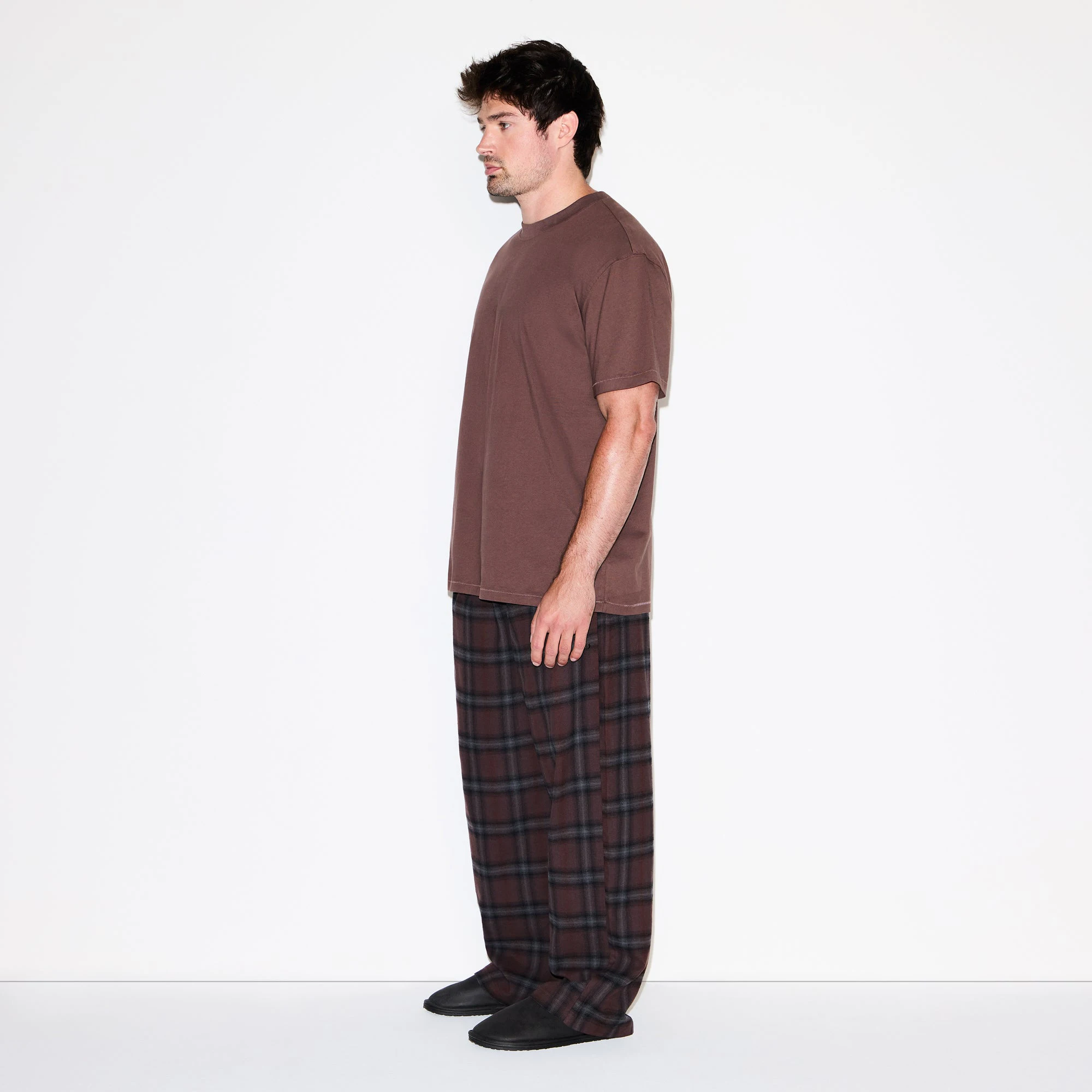 HEAVYWEIGHT COTTON MENS RELAXED T-SHIRT | DARK AMETHYST ON A MODEL FRONT VIEW @ | FOCUS: 0.0, 1.0, 0.9