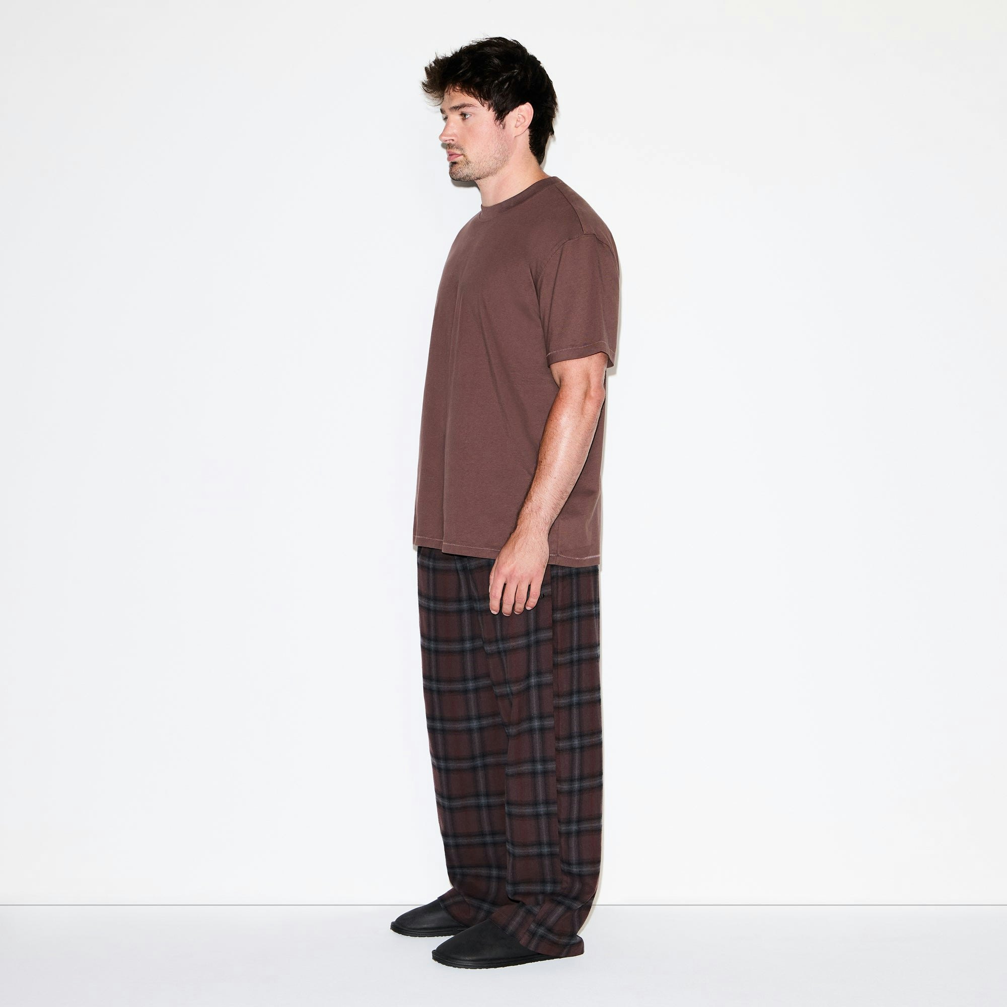 HEAVYWEIGHT COTTON MENS RELAXED T-SHIRT | DARK AMETHYST ON A MODEL FRONT VIEW @ | FOCUS: 0.0, 1.0, 0.9