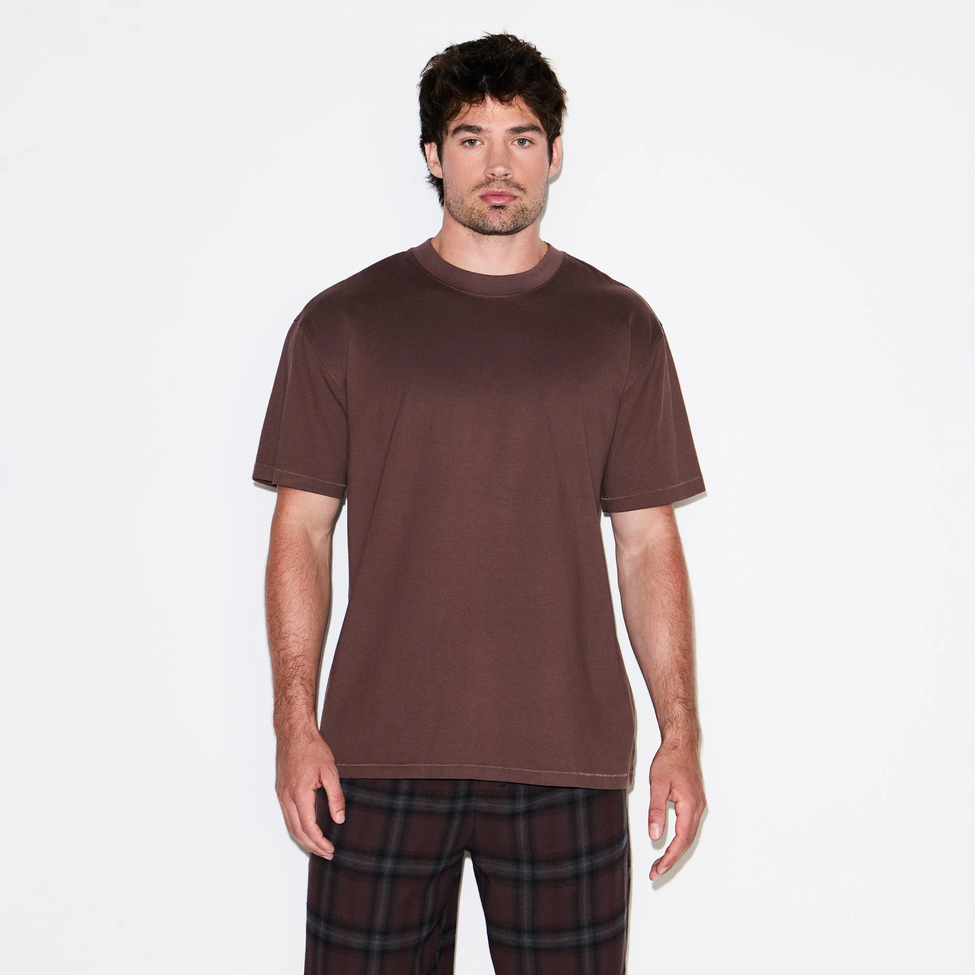 HEAVYWEIGHT COTTON MENS RELAXED T-SHIRT | DARK AMETHYST ON A MODEL SIDE VIEW @ | FOCUS: 0.0, 1.0, 0.9