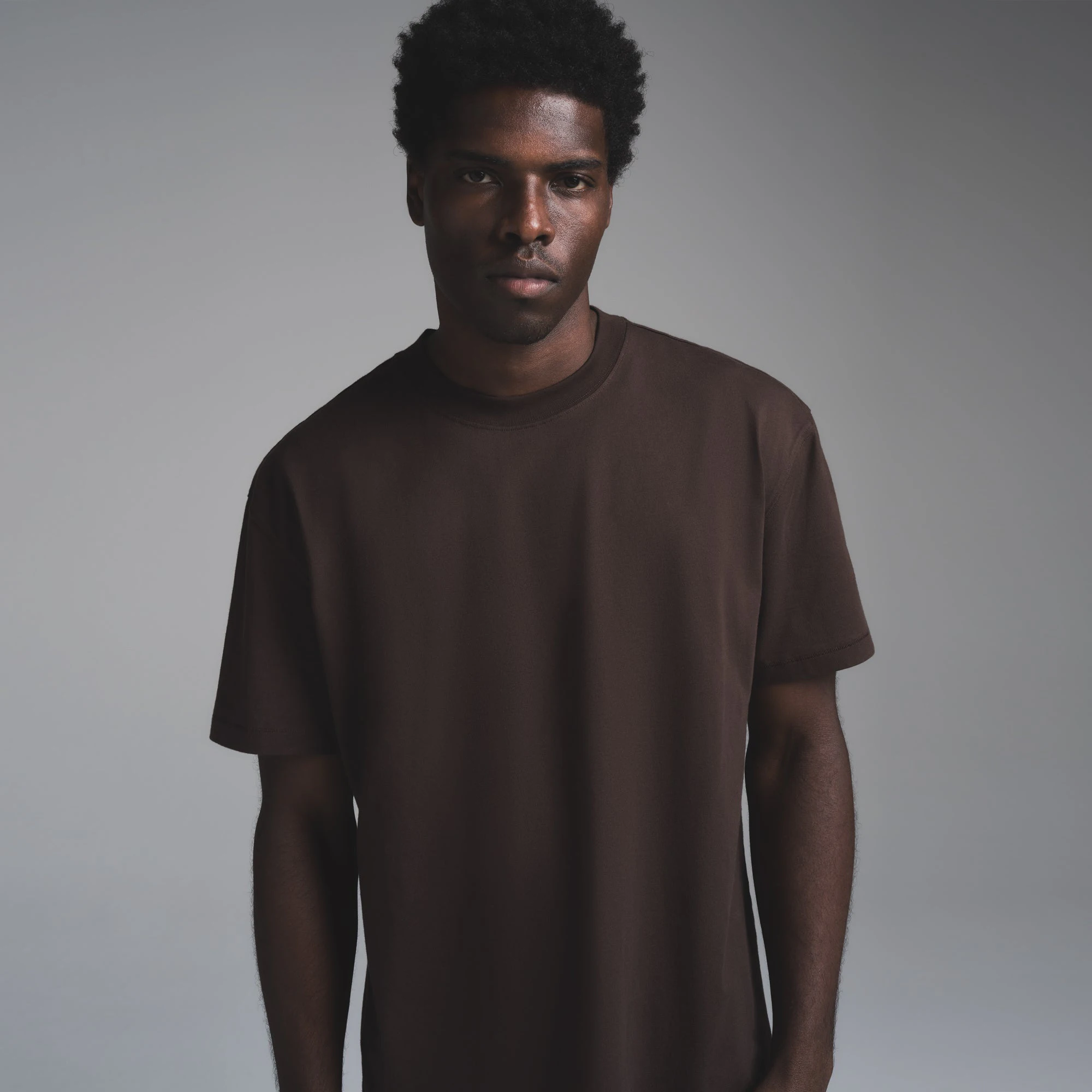 HEAVYWEIGHT COTTON MENS RELAXED T-SHIRT | ESPRESSO ON A MODEL SIDE VIEW