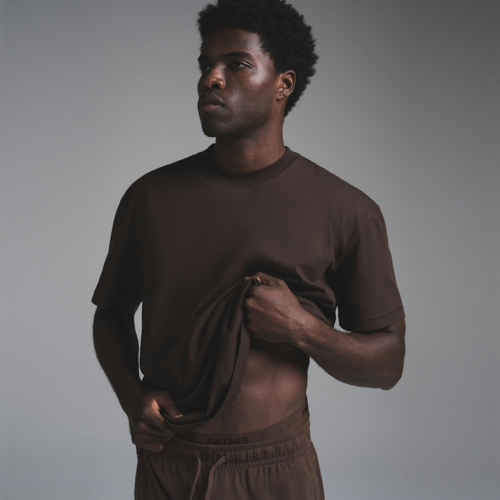 HEAVYWEIGHT COTTON MENS RELAXED T-SHIRT | ESPRESSO ON A MODEL SIDE VIEW