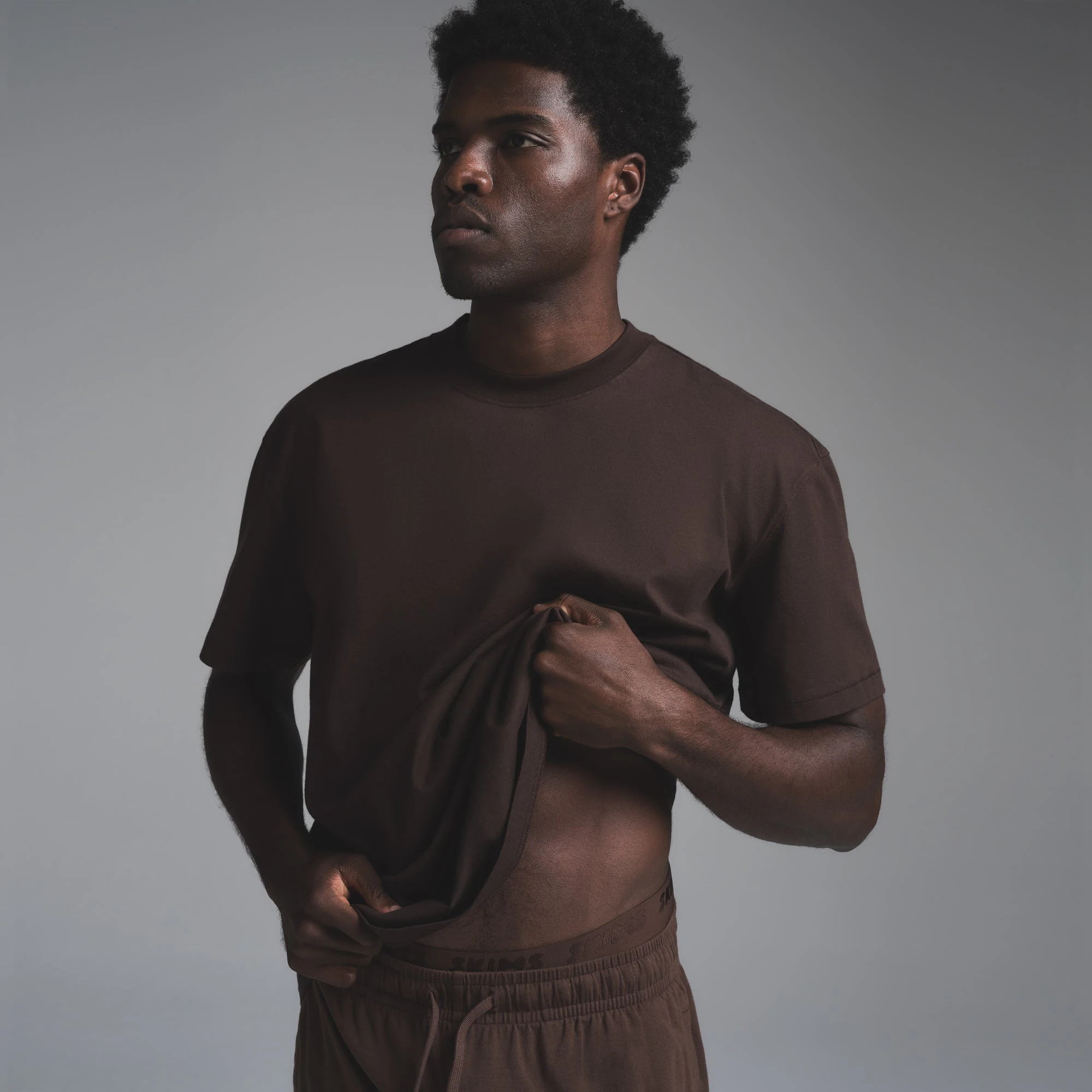 HEAVYWEIGHT COTTON MENS RELAXED T-SHIRT | ESPRESSO ON A MODEL SIDE VIEW