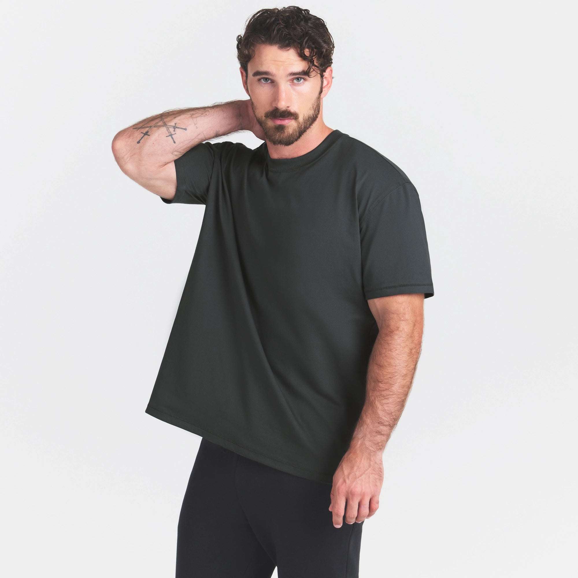 HEAVYWEIGHT COTTON MENS RELAXED T-SHIRT | DEEP SEA ON A MODEL SIDE VIEW @ | FOCUS: 0.0, 1.0, 0.9