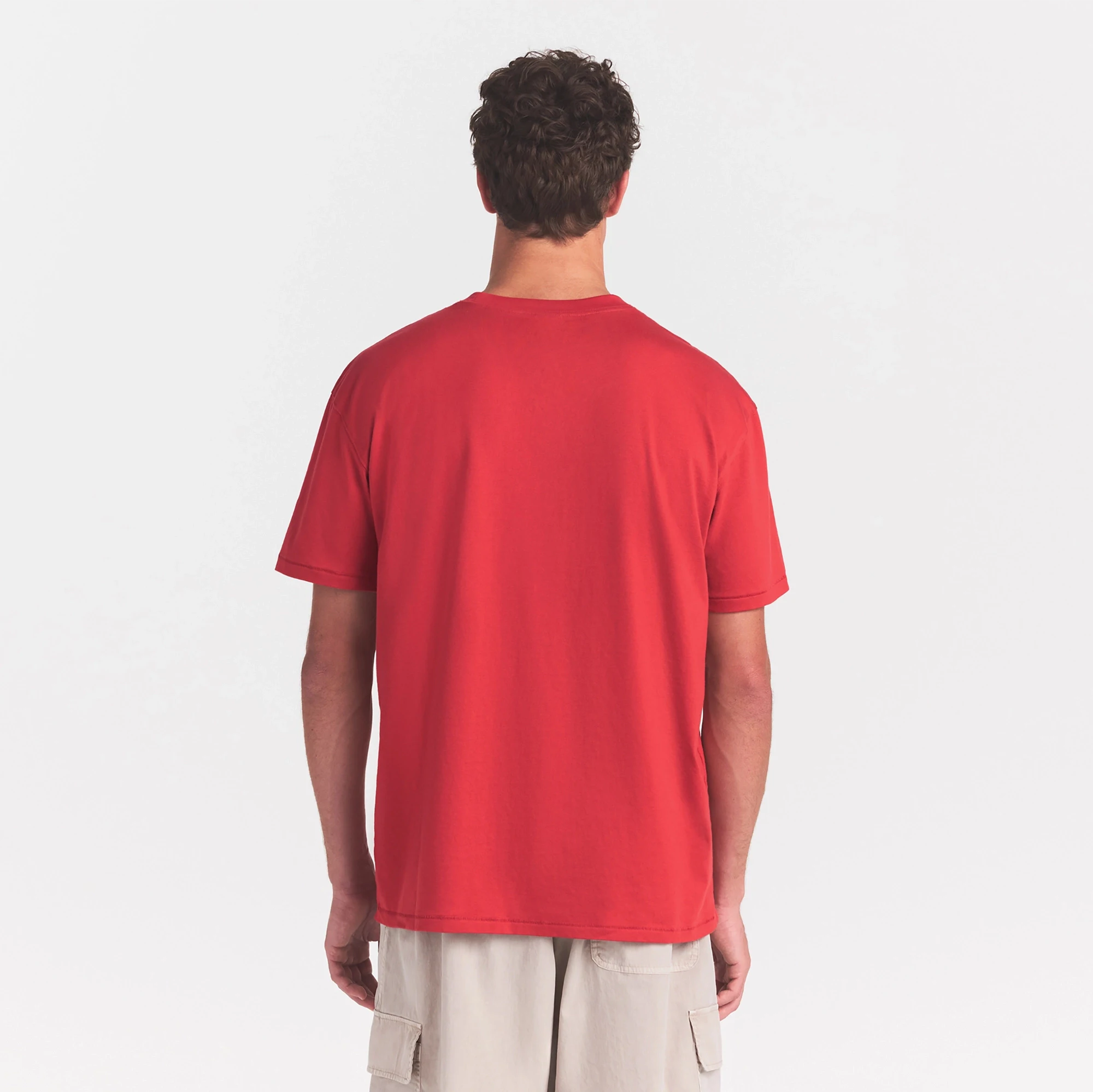 HEAVYWEIGHT COTTON MENS RELAXED T-SHIRT | WASHED RED ON A MODEL SIDE VIEW @ | FOCUS: 0.0, 1.0, 0.9