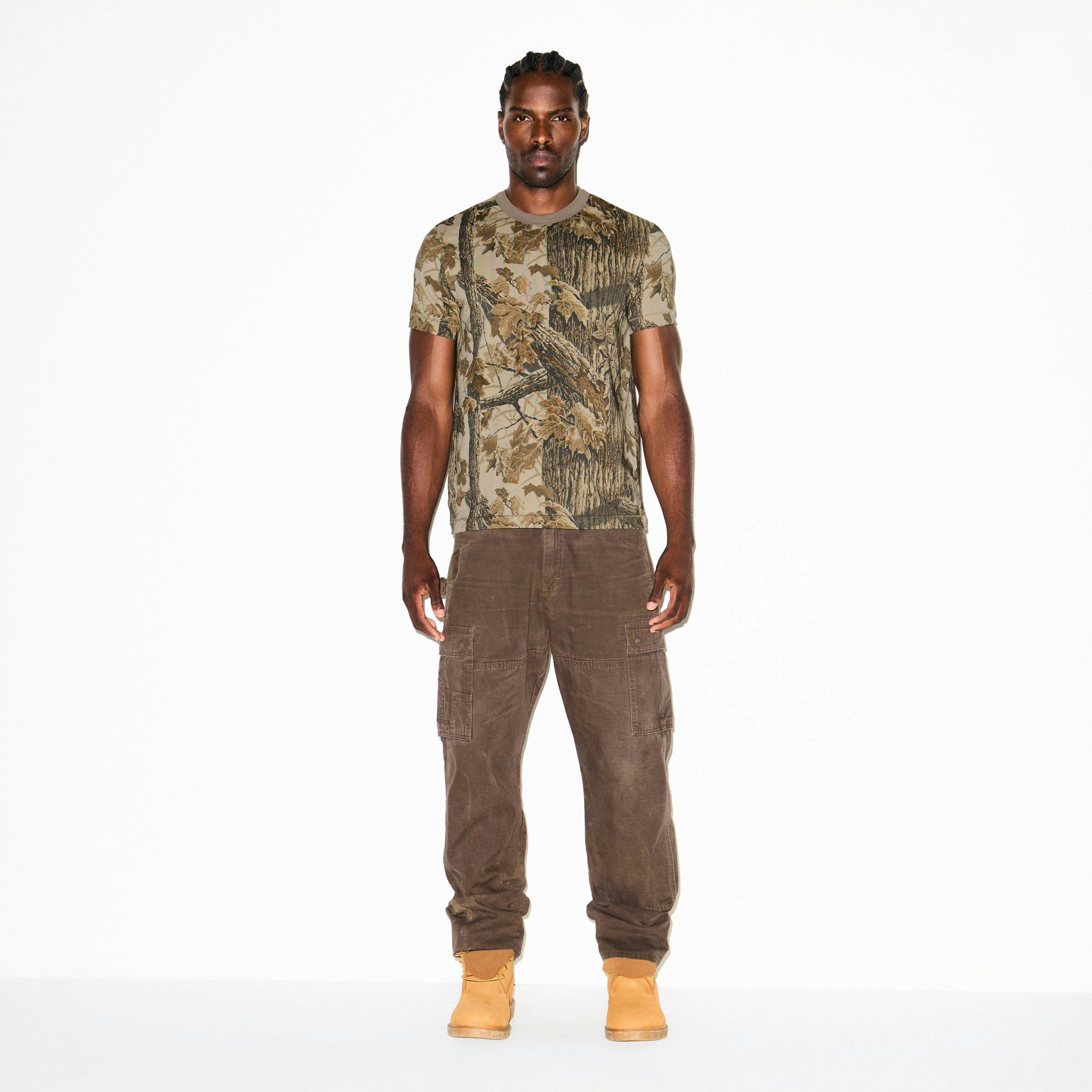 SKIMS COTTON MENS CLASSIC T-SHIRT | REALTREE CAMO PRINT ON A MODEL FRONT VIEW @ | FOCUS: 0.9, 0.1, 0.7