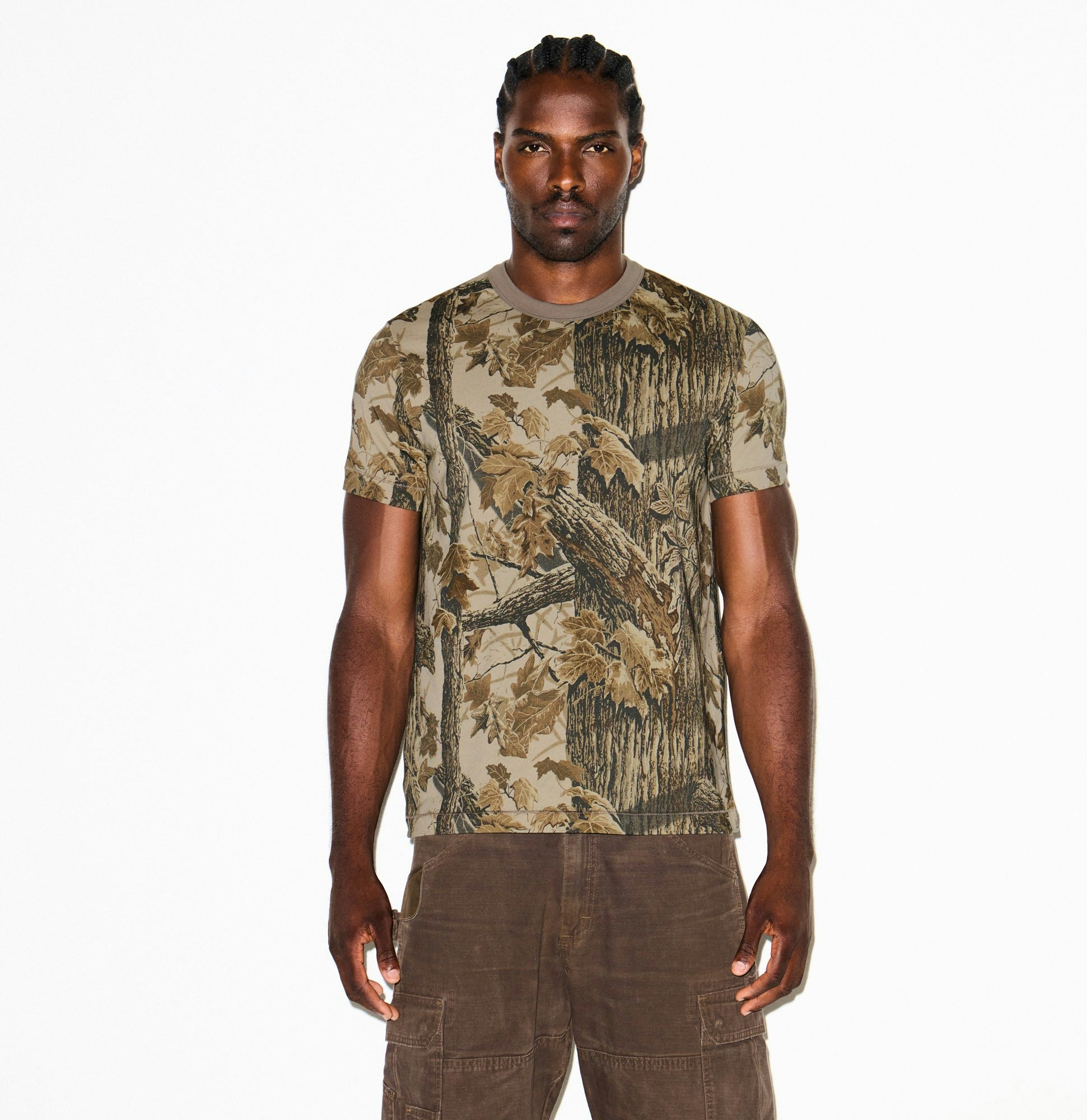 SKIMS COTTON MENS CLASSIC T-SHIRT | REALTREE CAMO PRINT ON A MODEL SIDE VIEW @ | FOCUS: 0.9, 0.1, 0.7