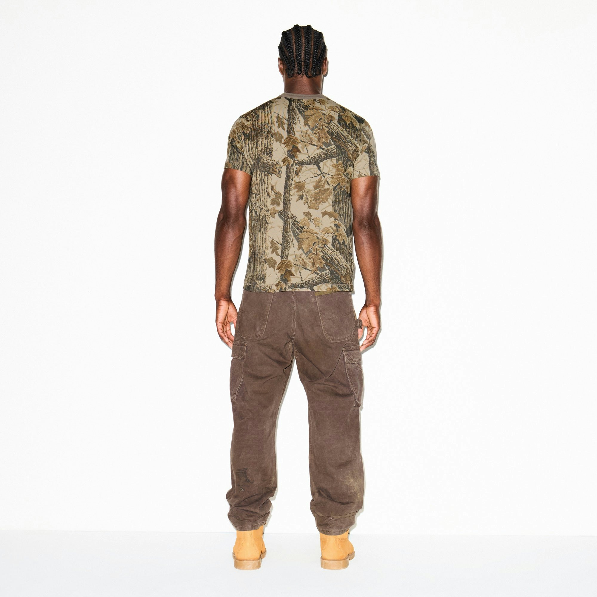 SKIMS COTTON MENS CLASSIC T-SHIRT | REALTREE CAMO PRINT ON A MODEL SIDE VIEW @ | FOCUS: 0.9, 0.1, 0.7