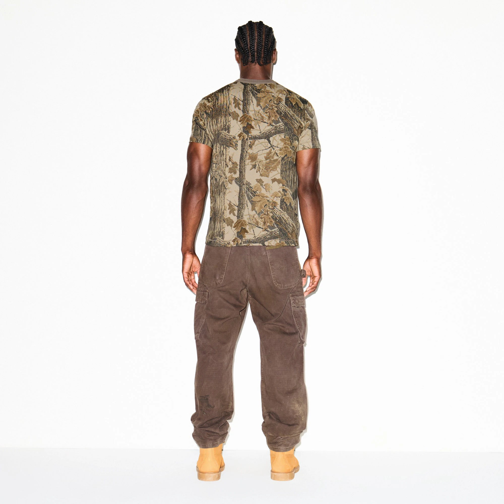 SKIMS COTTON MENS CLASSIC T-SHIRT | REALTREE CAMO PRINT ON A MODEL SIDE VIEW @ | FOCUS: 0.9, 0.1, 0.7
