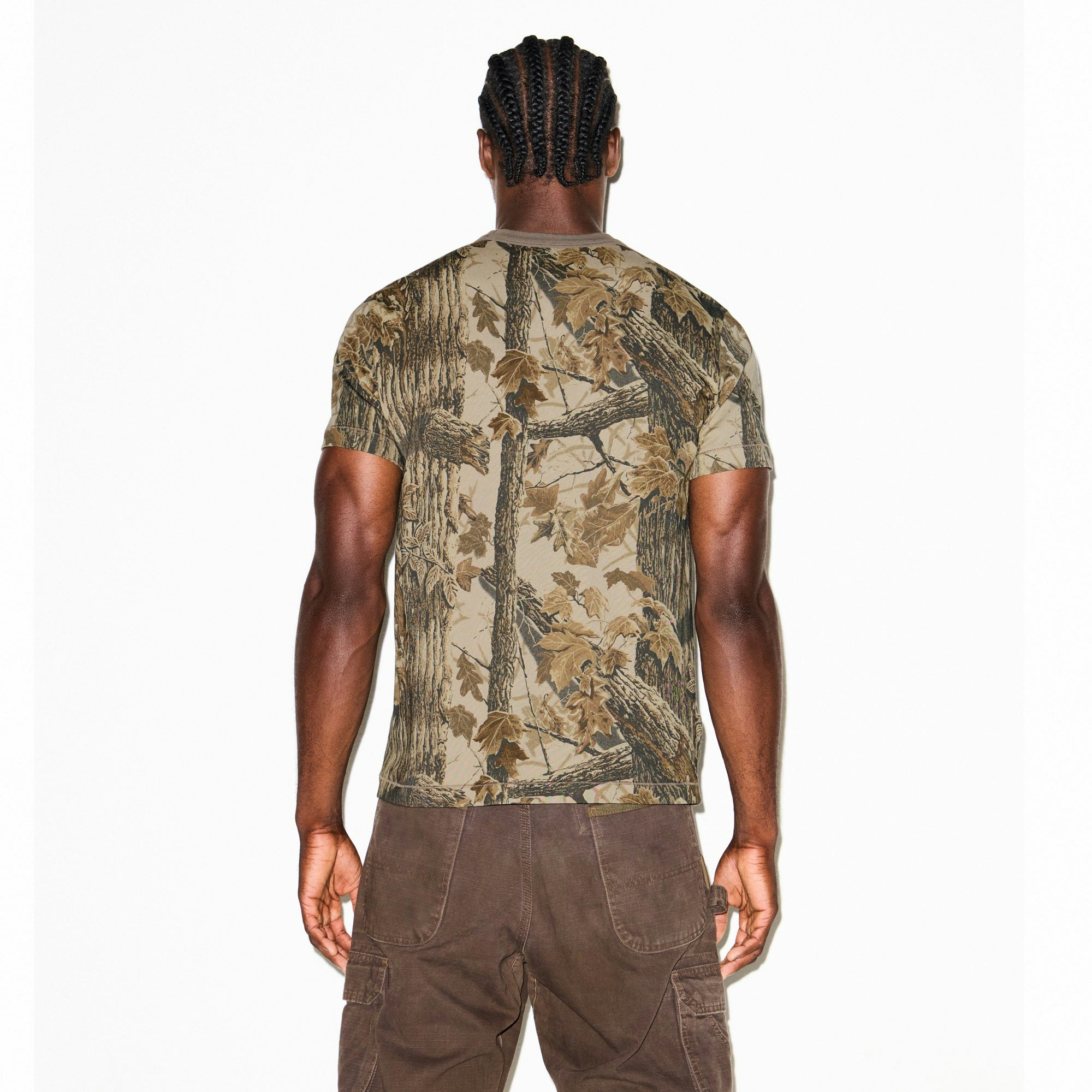 SKIMS COTTON MENS CLASSIC T-SHIRT | REALTREE CAMO PRINT ON A MODEL SIDE VIEW @ | FOCUS: 0.9, 0.1, 0.7
