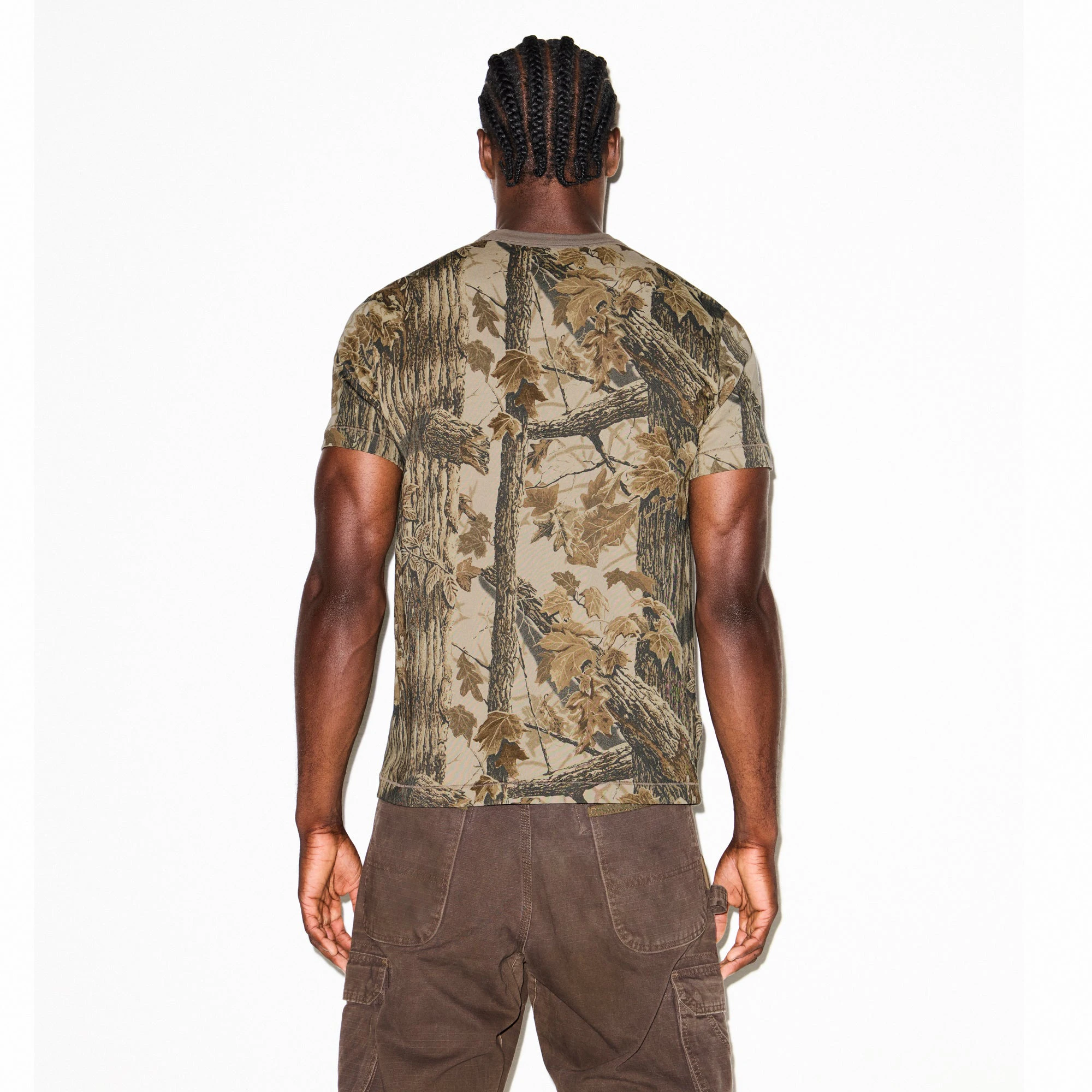 SKIMS COTTON MENS CLASSIC T-SHIRT | REALTREE CAMO PRINT ON A MODEL SIDE VIEW @ | FOCUS: 0.9, 0.1, 0.7