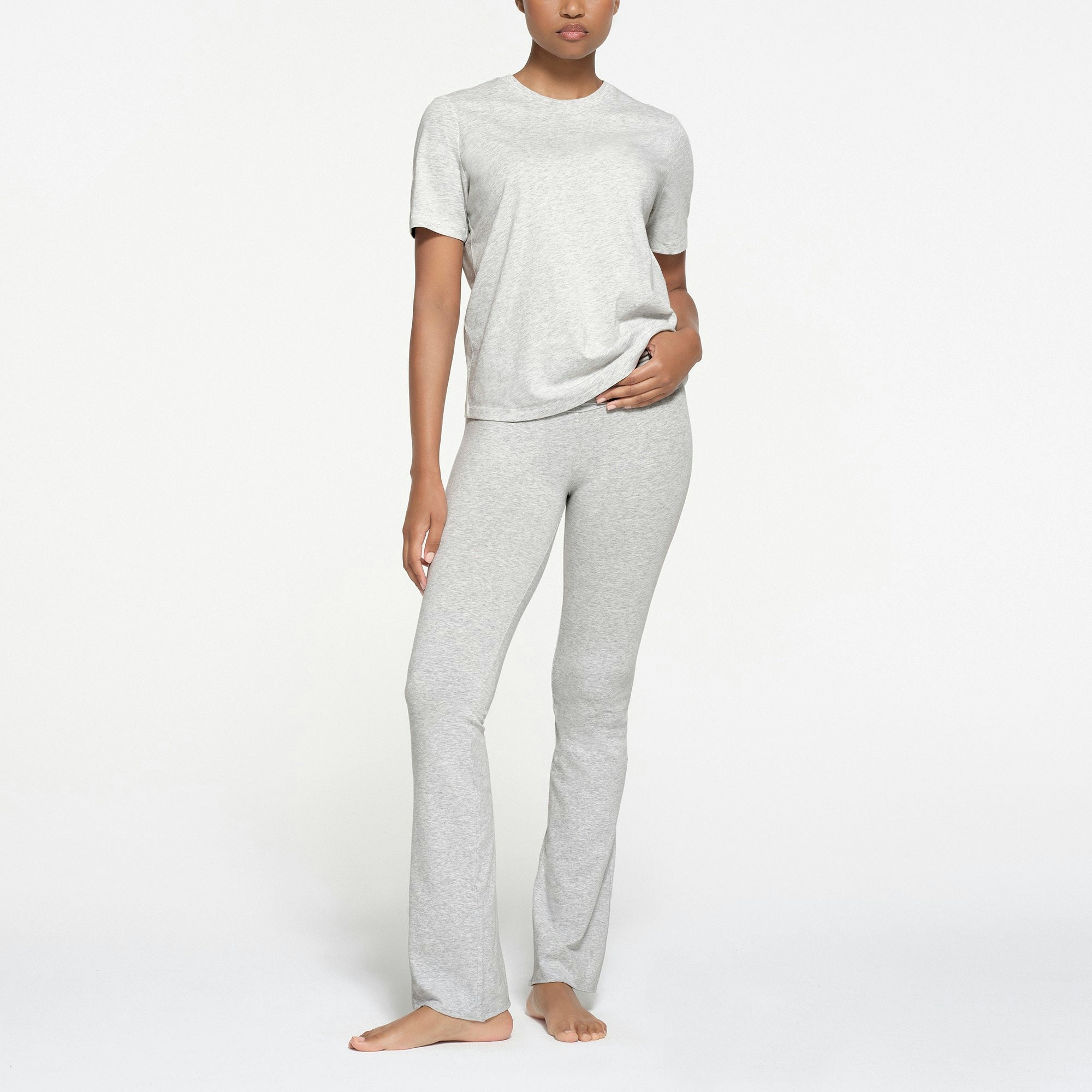 RELAXED TEES T-SHIRT | LIGHT HEATHER GREY ON A MODEL FRONT VIEW @ | FOCUS: 0.9, 0.1, 0.7