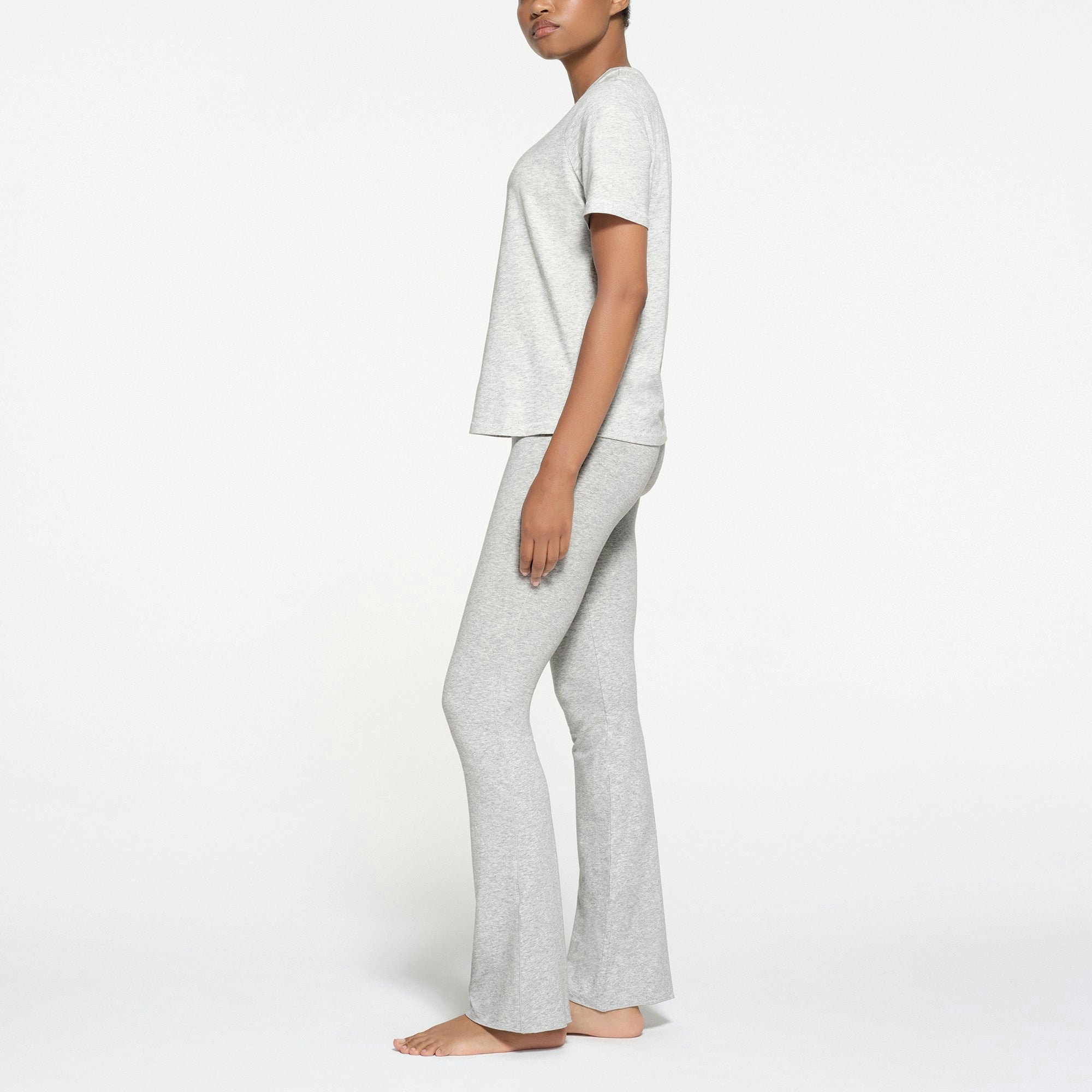 RELAXED TEES T-SHIRT | LIGHT HEATHER GREY ON A MODEL SIDE VIEW