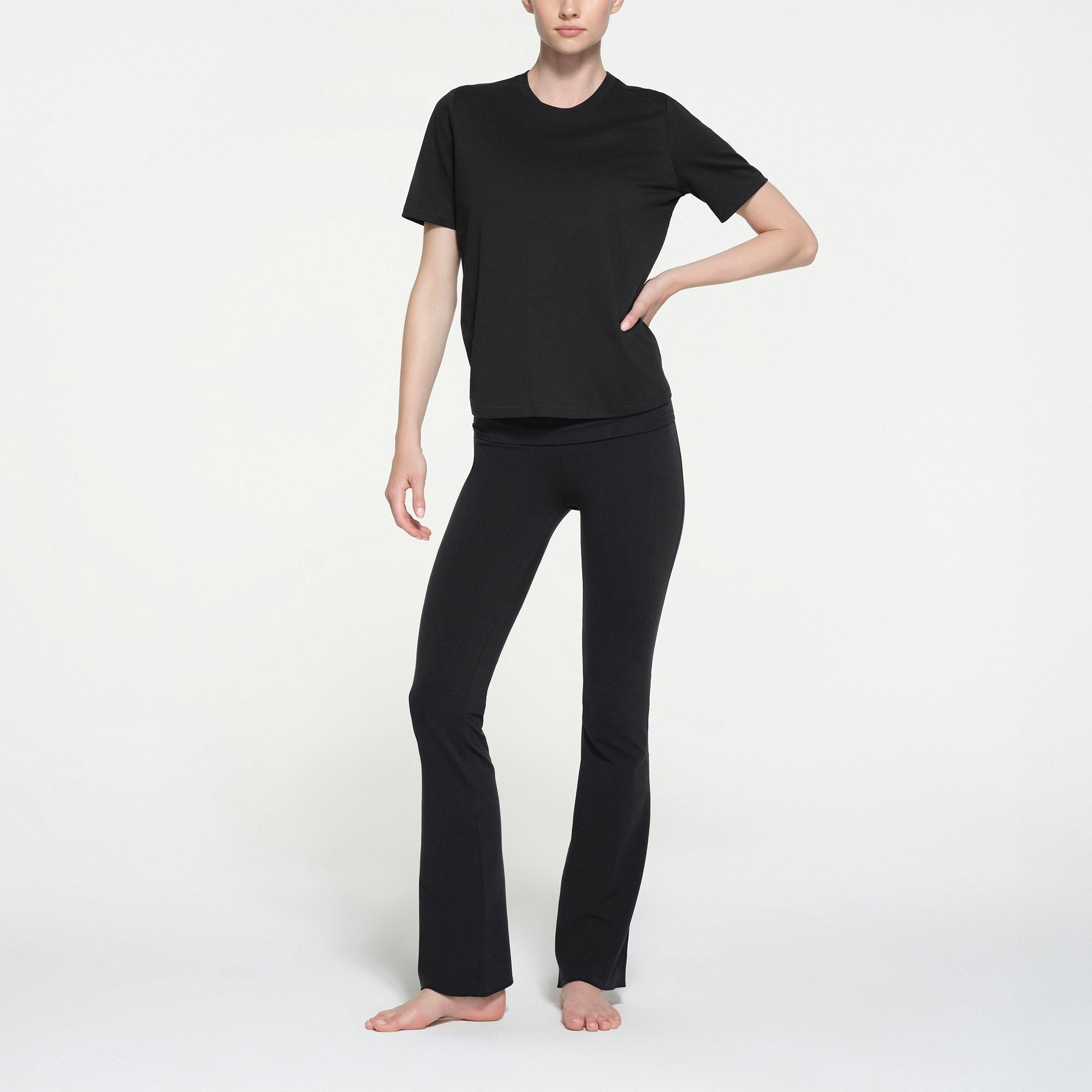 RELAXED TEES T-SHIRT | ONYX ON A MODEL FRONT VIEW @ | FOCUS: 0.9, 0.1, 0.7