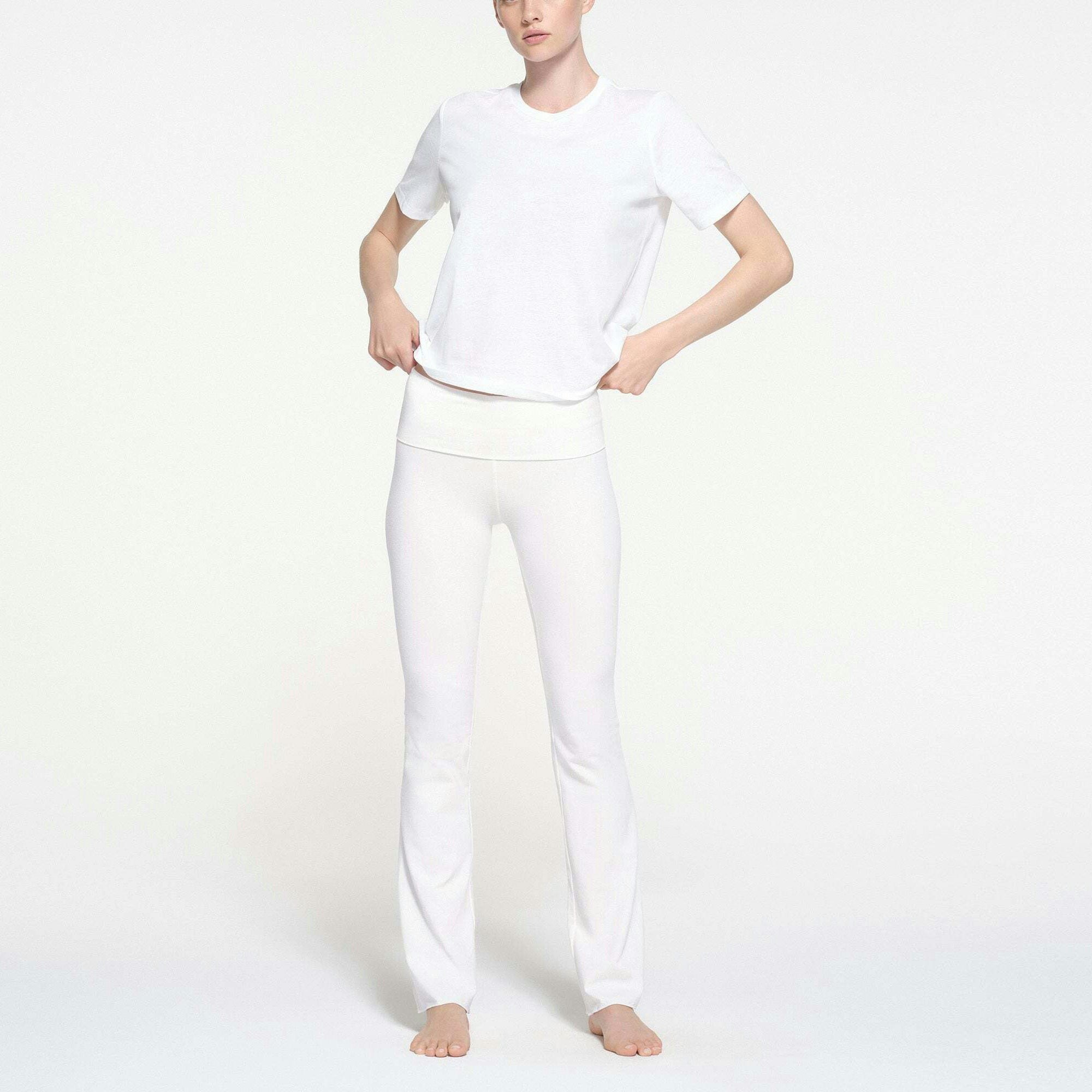 RELAXED TEES T-SHIRT | SNOW ON A MODEL FRONT VIEW @ | FOCUS: 0.9, 0.1, 0.7