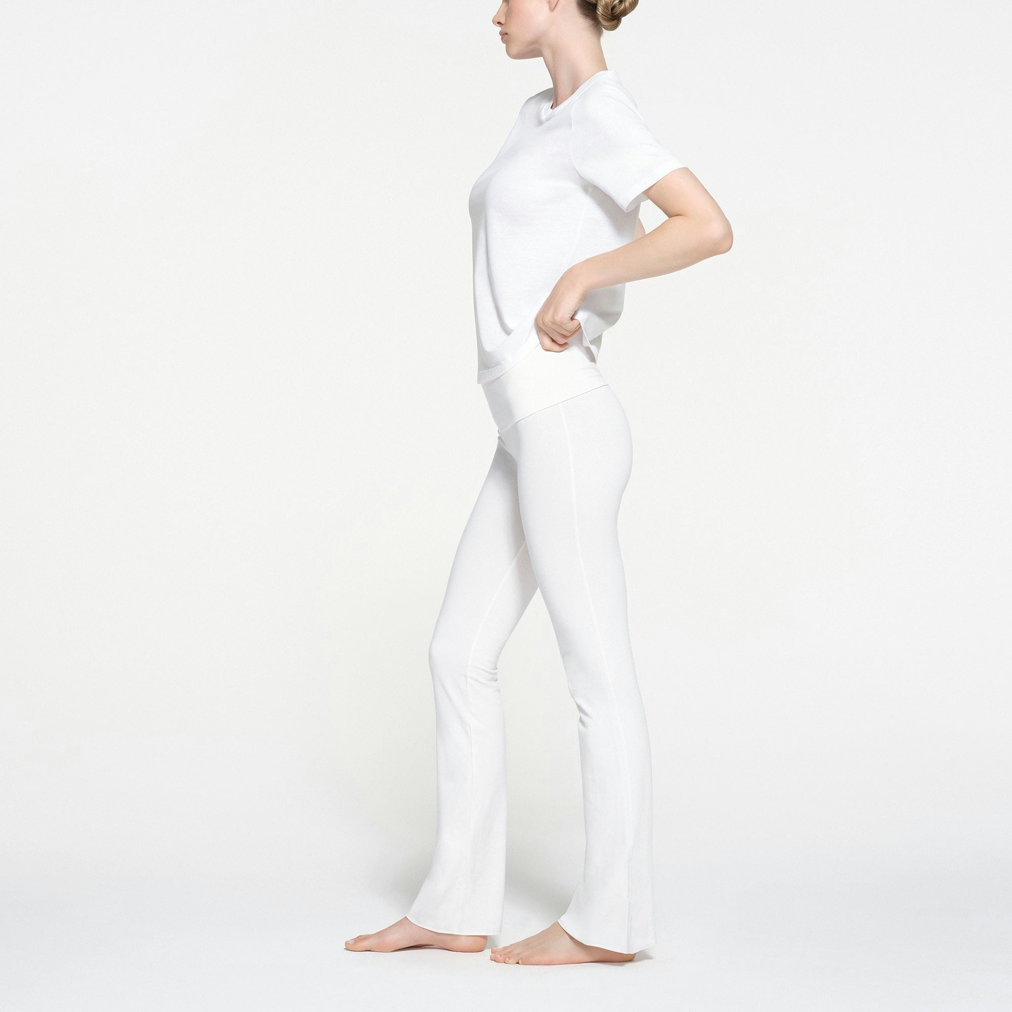 RELAXED TEES T-SHIRT | SNOW ON A MODEL SIDE VIEW