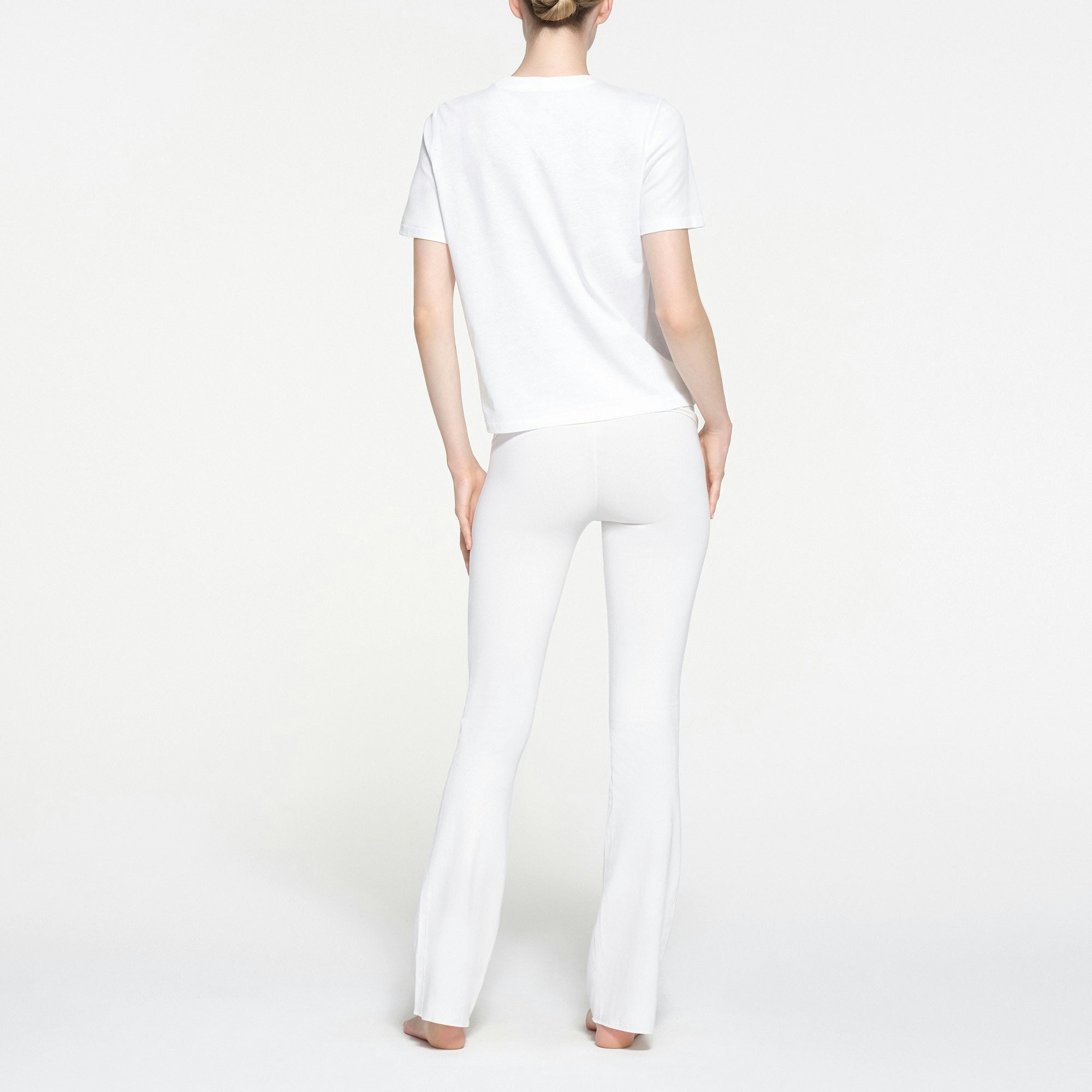 RELAXED TEES T-SHIRT | SNOW ON A MODEL BACK VIEW