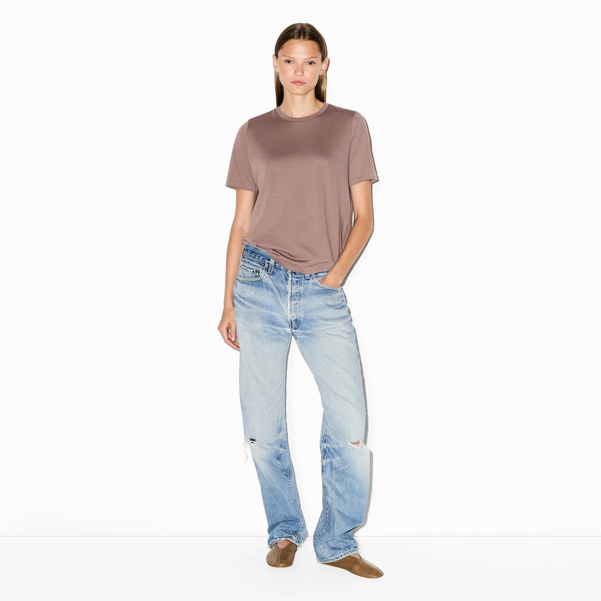 RELAXED TEES T-SHIRT | UMBER ON A MODEL FRONT VIEW @ | FOCUS: 0.0, 1.0, 0.9