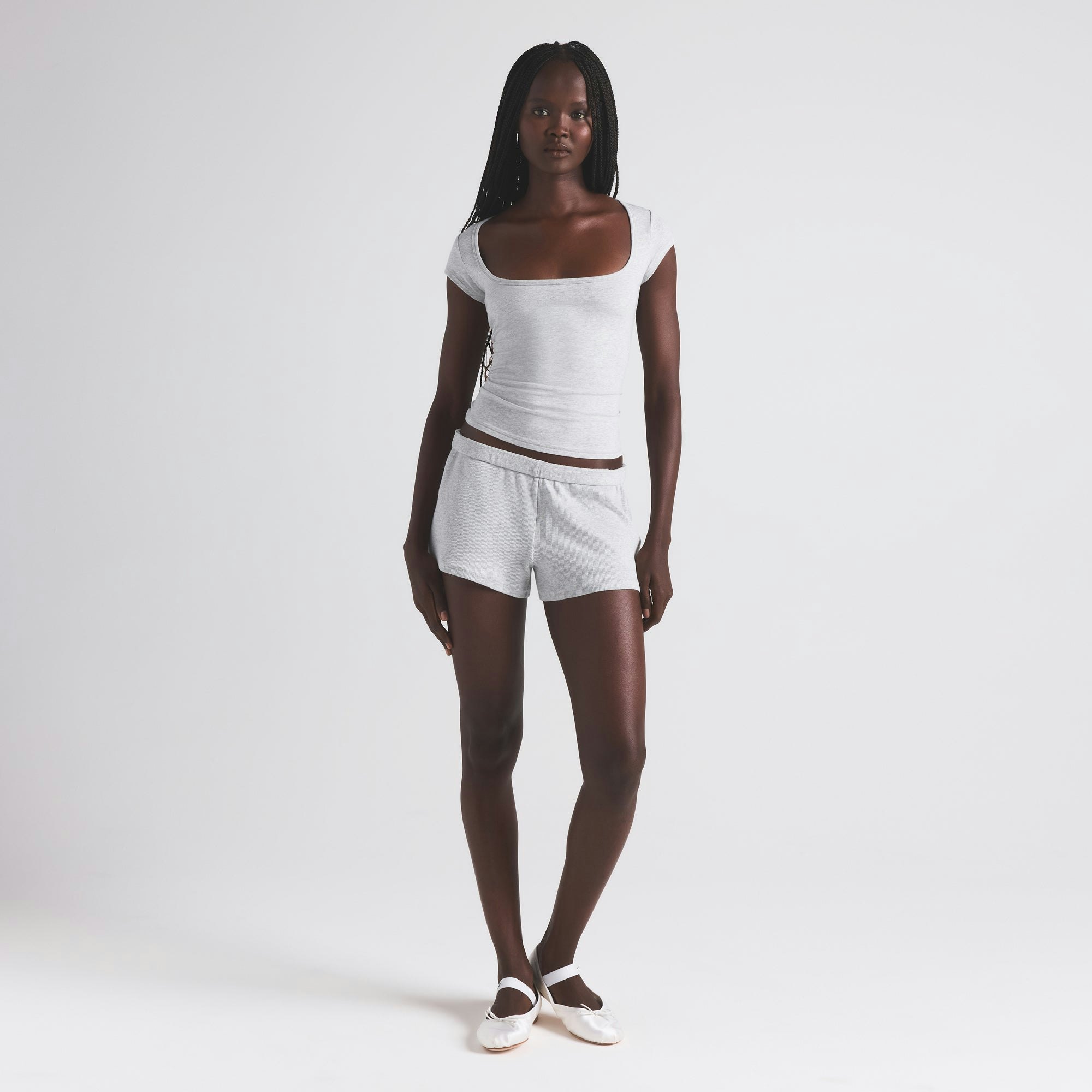 COTTON JERSEY SCOOP NECK T-SHIRT | LIGHT HEATHER GREY ON A MODEL FRONT VIEW | FOCUS: 0.0, 1.0, 0.9