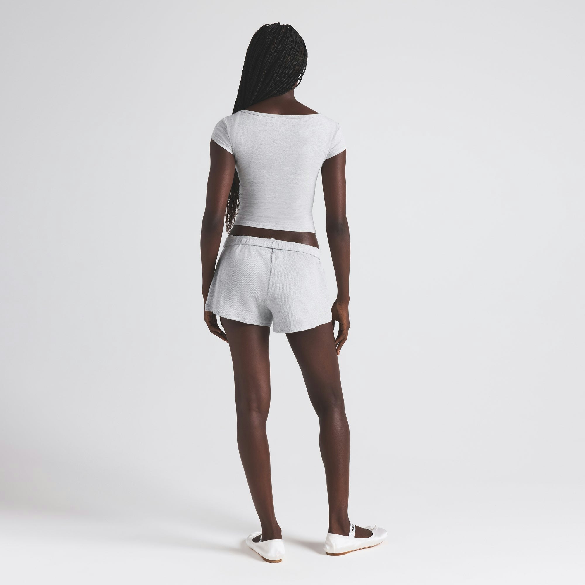 COTTON JERSEY SCOOP NECK T-SHIRT | LIGHT HEATHER GREY ON A MODEL FRONT VIEW | FOCUS: 0.0, 1.0, 0.9