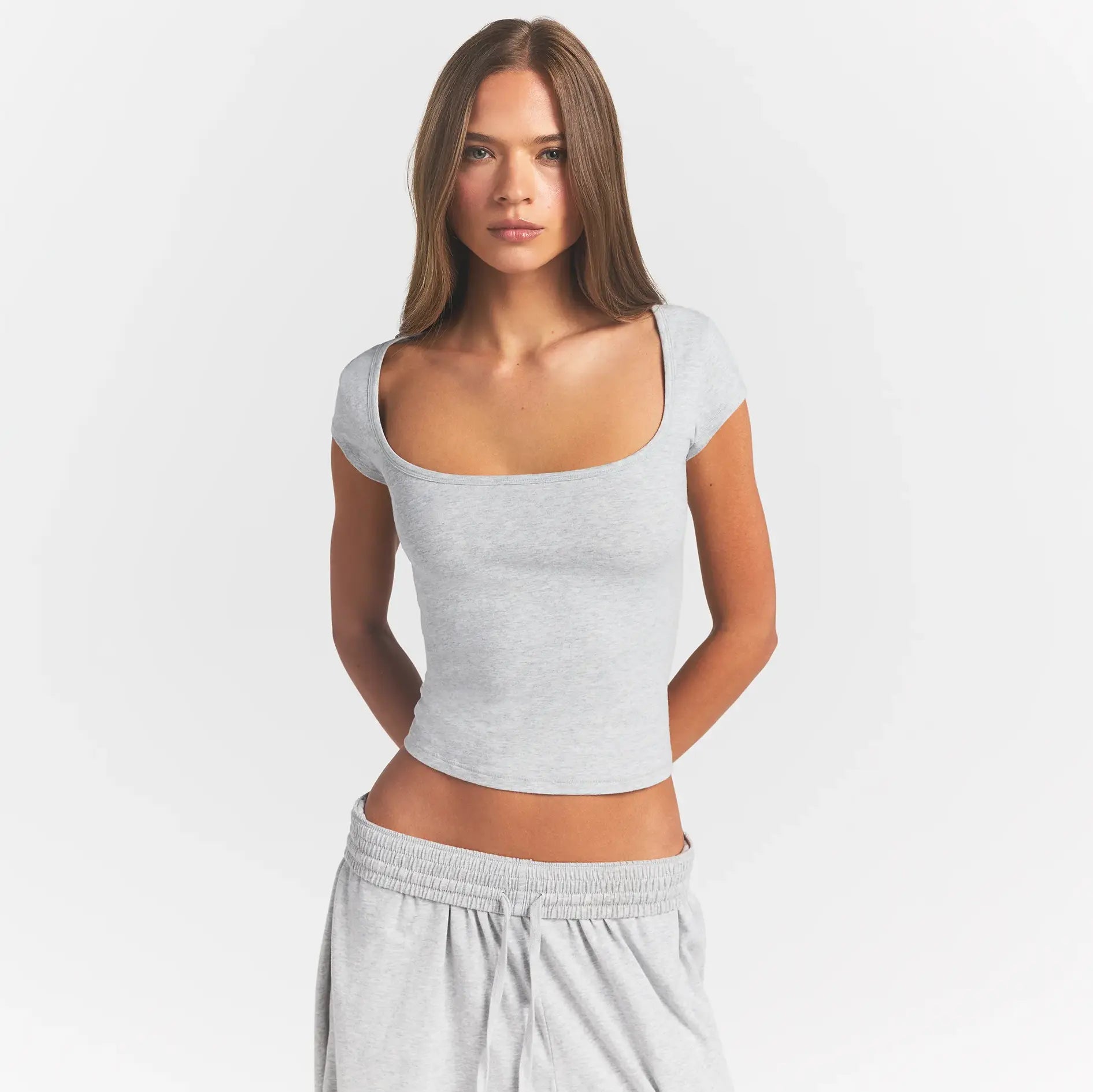 COTTON JERSEY SCOOP NECK T-SHIRT | LIGHT HEATHER GREY ON A MODEL FRONT VIEW @ | FOCUS: 0.0, 1.0, 0.9