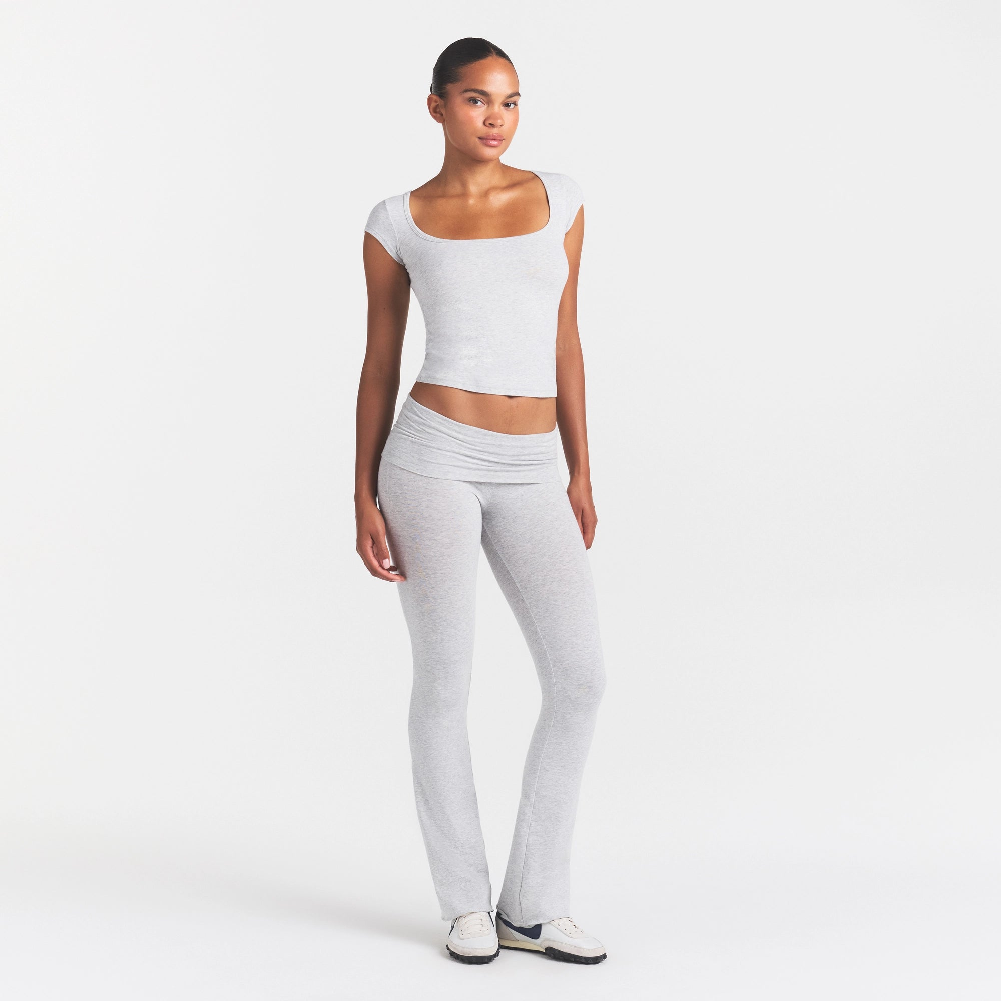 COTTON JERSEY SCOOP NECK T-SHIRT | LIGHT HEATHER GREY ON A MODEL FRONT VIEW @ | FOCUS: 0.0, 1.0, 0.9