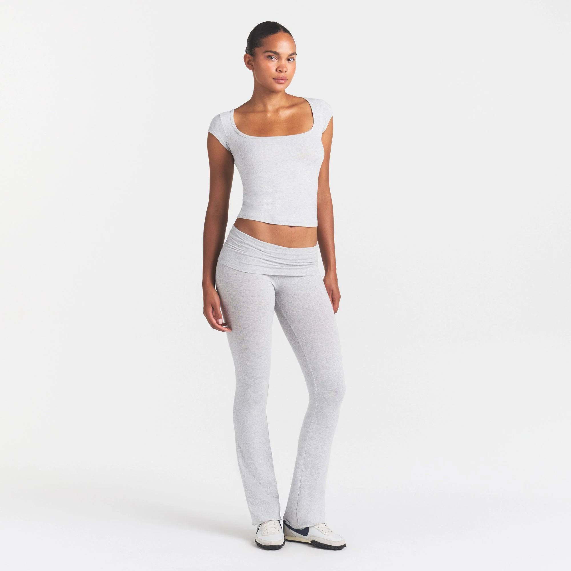 COTTON JERSEY SCOOP NECK T-SHIRT | LIGHT HEATHER GREY ON A MODEL FRONT VIEW @ | FOCUS: 0.0, 1.0, 0.9