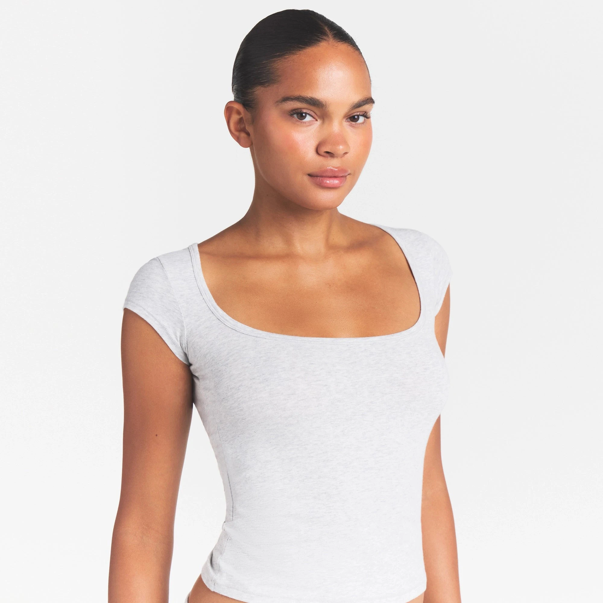 COTTON JERSEY SCOOP NECK T-SHIRT | LIGHT HEATHER GREY ON A MODEL SIDE VIEW