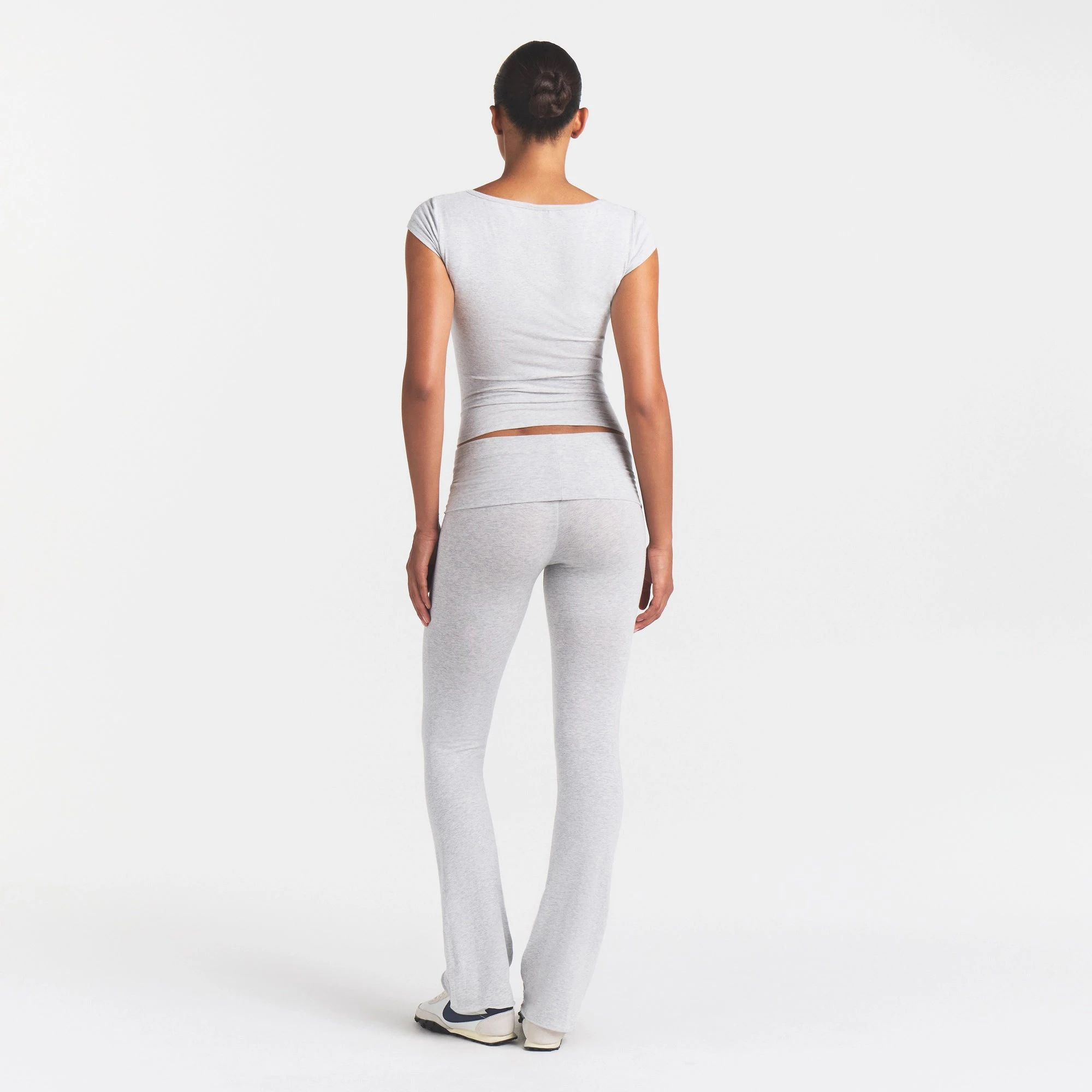 COTTON JERSEY SCOOP NECK T-SHIRT | LIGHT HEATHER GREY ON A MODEL FRONT VIEW @ | FOCUS: 0.0, 1.0, 0.9