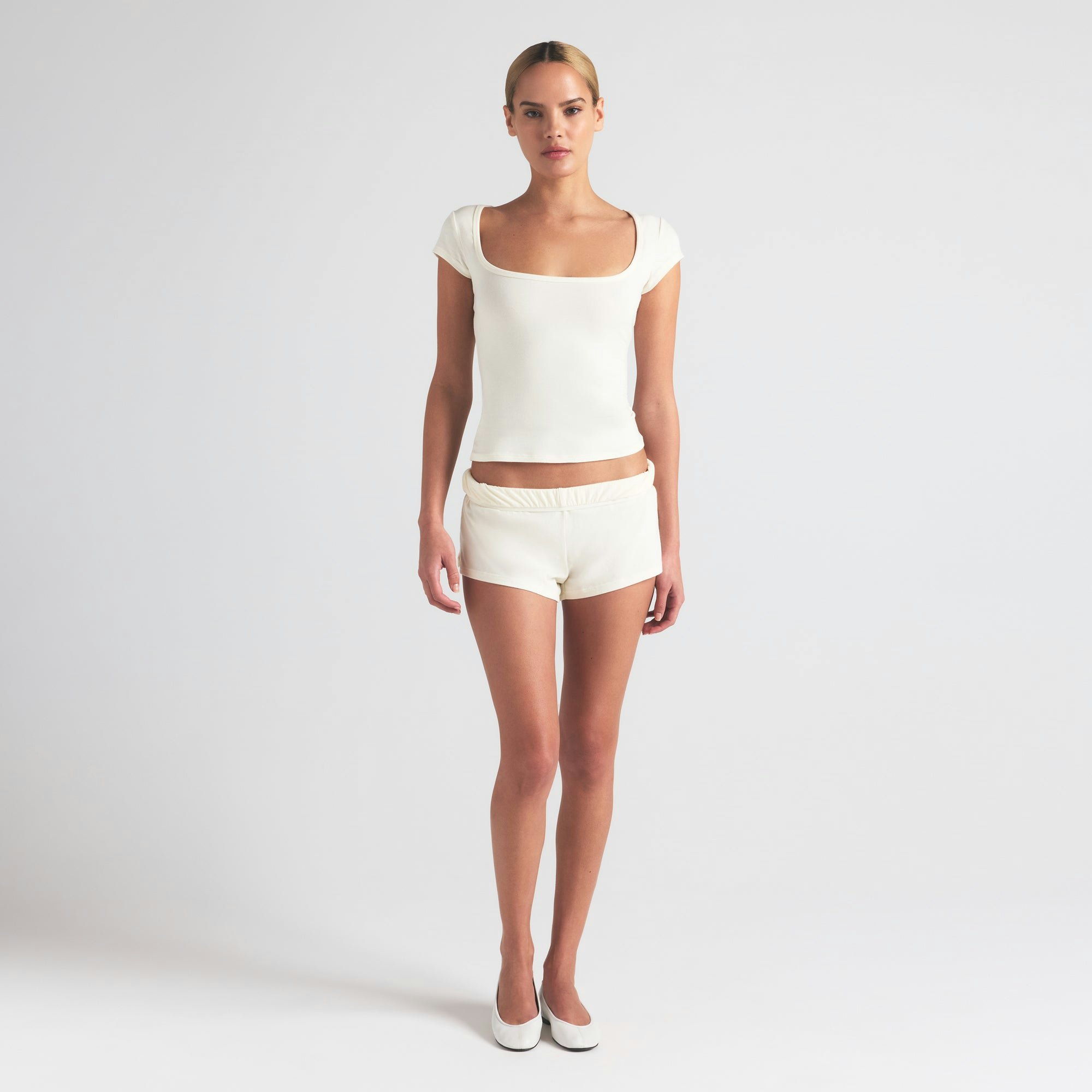 COTTON JERSEY SCOOP NECK T-SHIRT | MARBLE ON A MODEL FRONT VIEW | FOCUS: 0.0, 1.0, 0.9