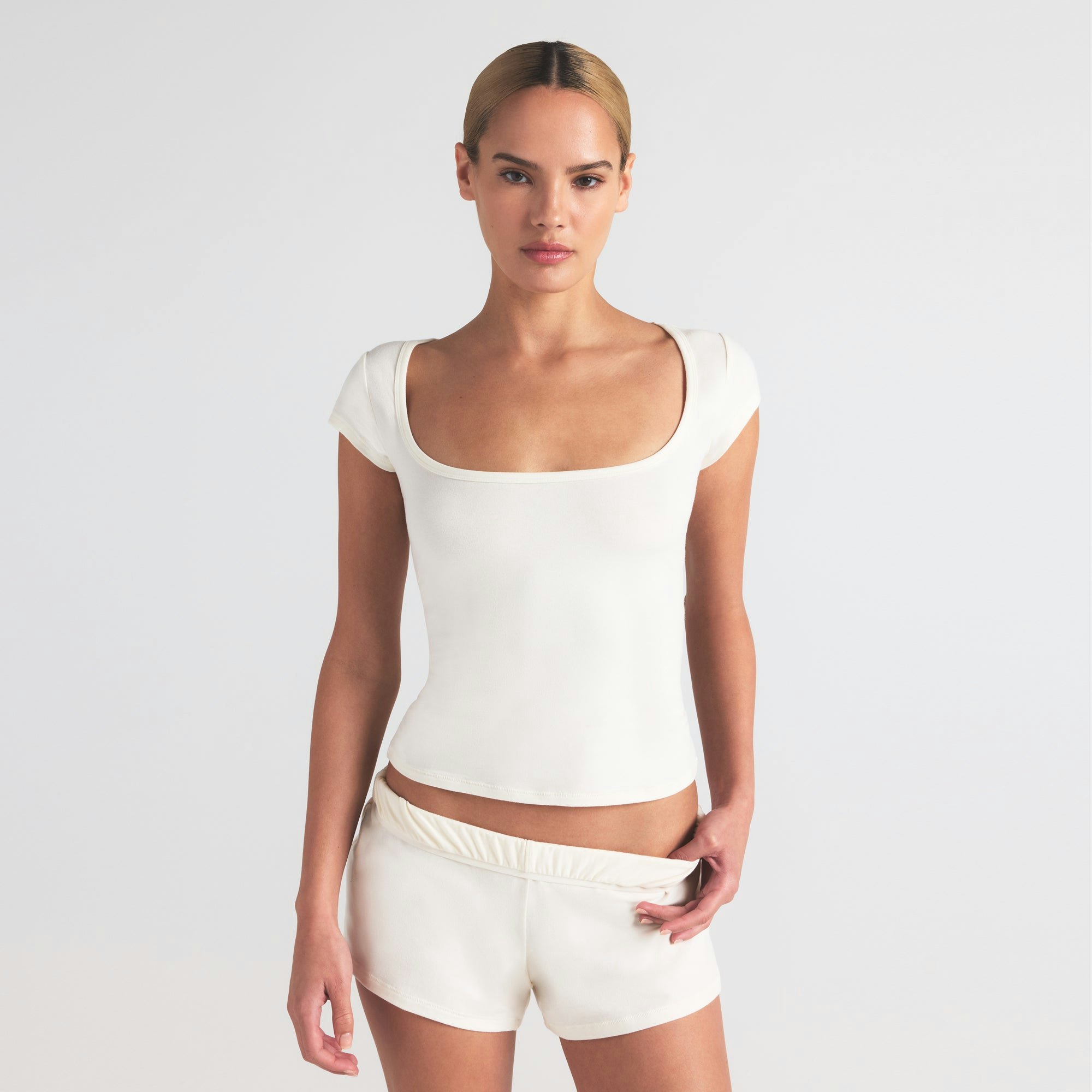 COTTON JERSEY SCOOP NECK T-SHIRT | MARBLE ON A MODEL SIDE VIEW | FOCUS: 0.0, 1.0, 0.9