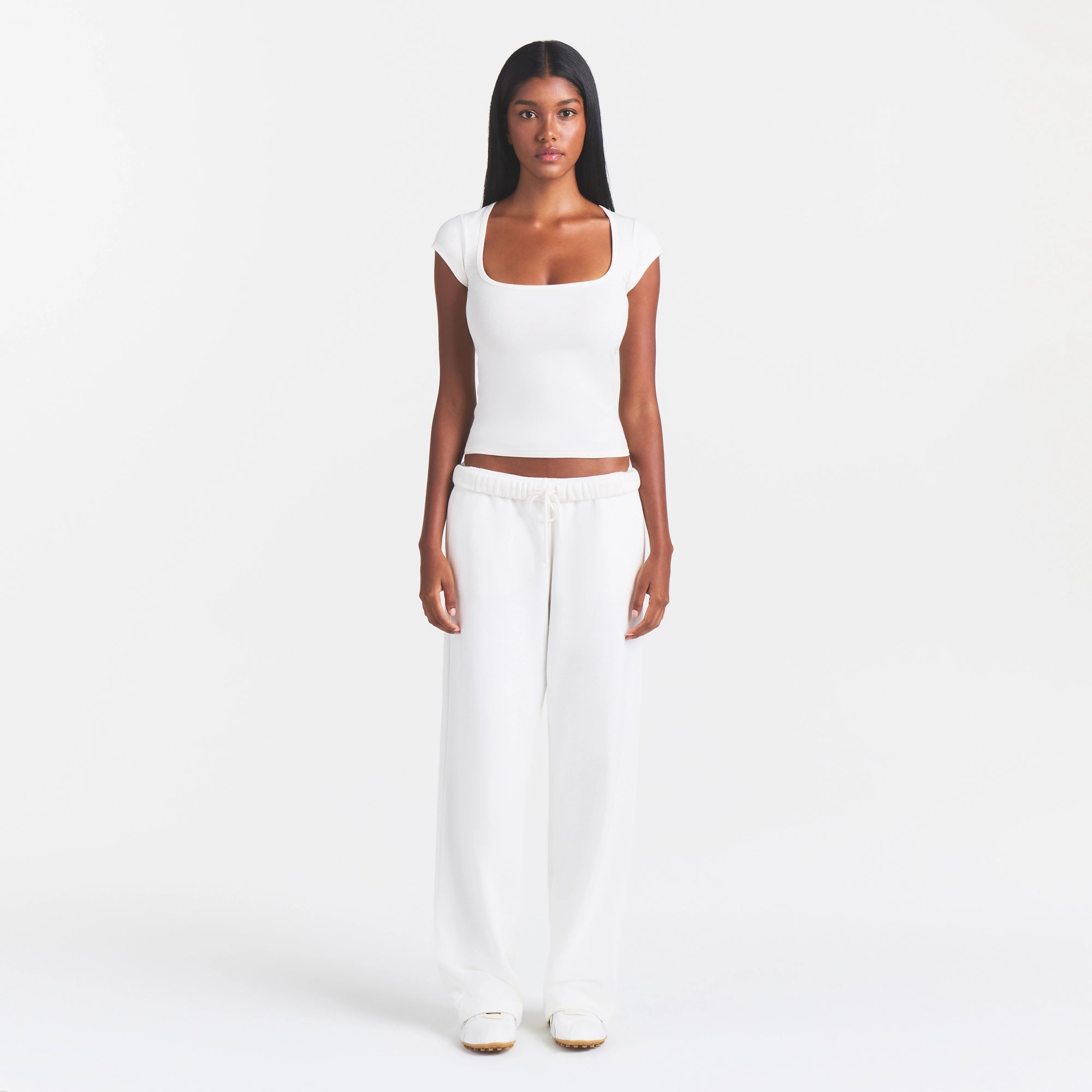 COTTON JERSEY SCOOP NECK T-SHIRT | MARBLE ON A MODEL FRONT VIEW @ | FOCUS: 0.0, 1.0, 0.9