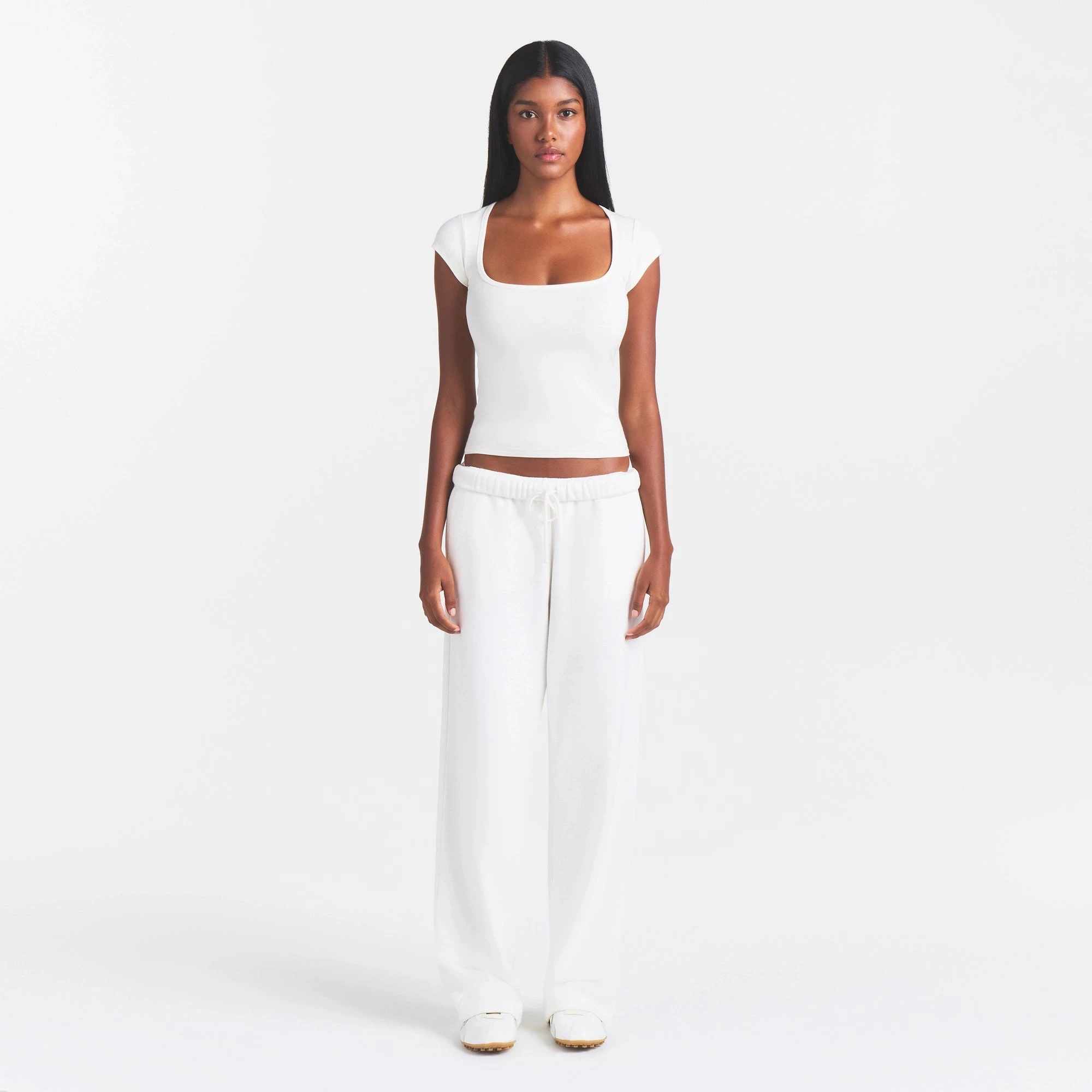 COTTON JERSEY SCOOP NECK T-SHIRT | MARBLE ON A MODEL FRONT VIEW @ | FOCUS: 0.0, 1.0, 0.9