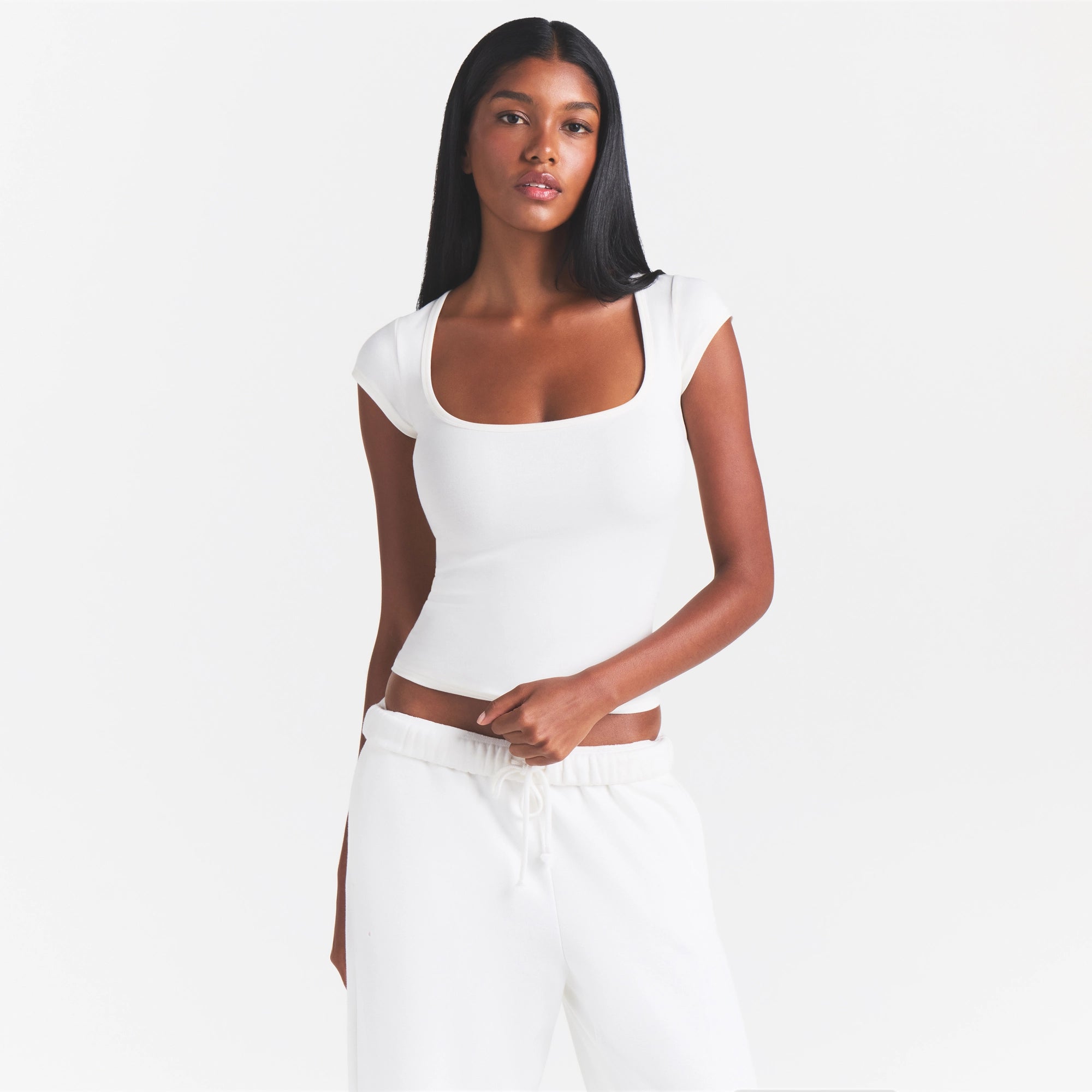 COTTON JERSEY SCOOP NECK T-SHIRT | MARBLE ON A MODEL SIDE VIEW @ | FOCUS: 0.0, 1.0, 0.9