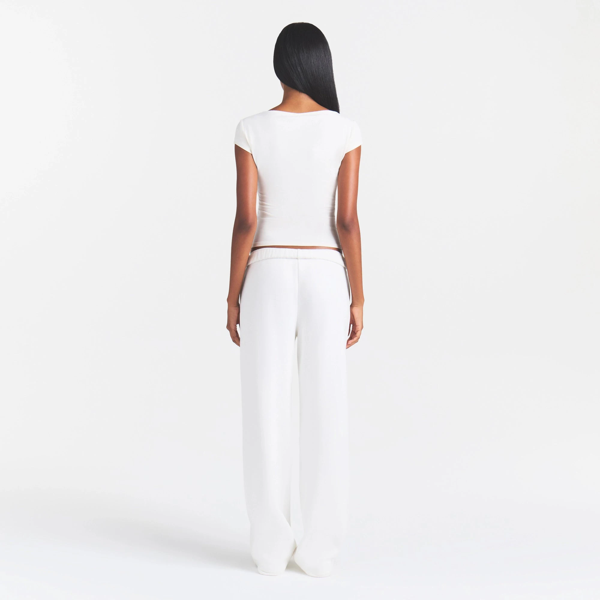 COTTON JERSEY SCOOP NECK T-SHIRT | MARBLE ON A MODEL FRONT VIEW @ | FOCUS: 0.0, 1.0, 0.9