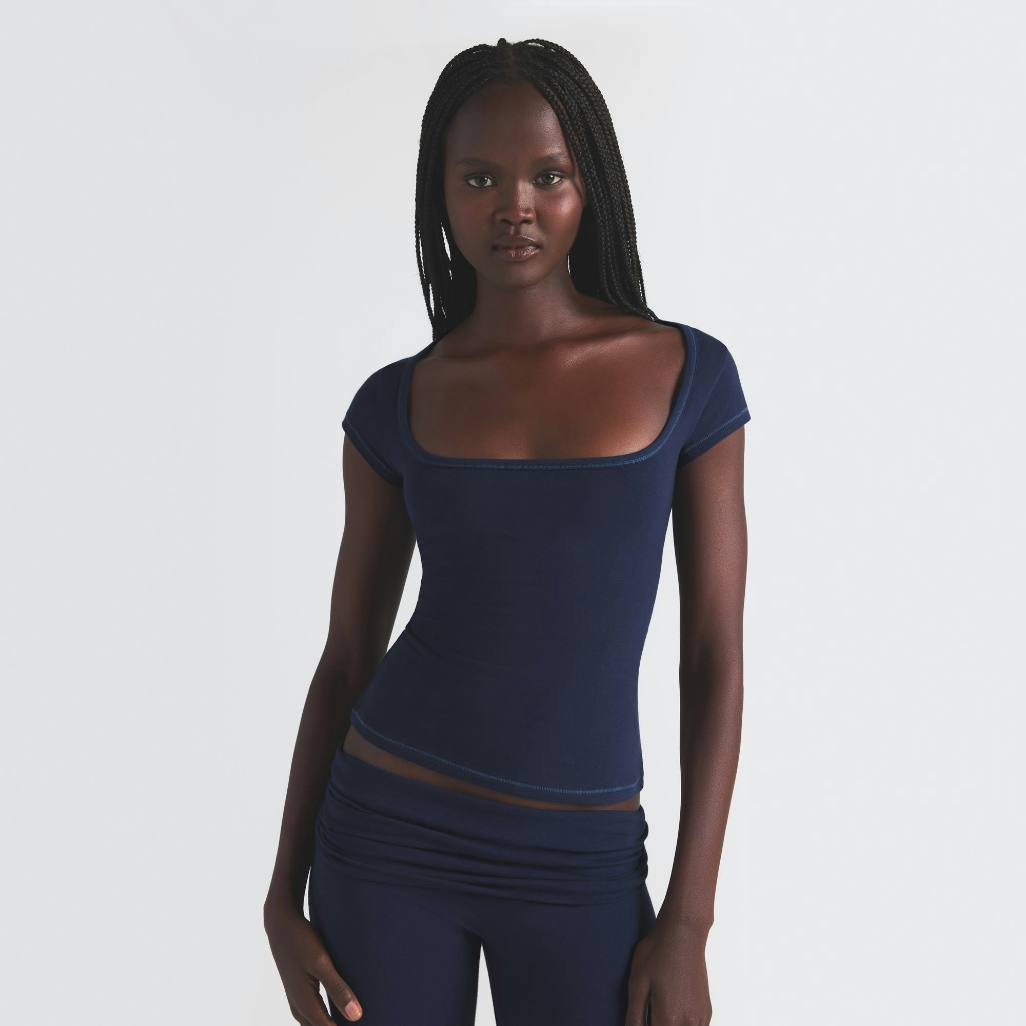 COTTON JERSEY SCOOP NECK T-SHIRT | NAVY ON A MODEL SIDE VIEW | FOCUS: 0.0, 1.0, 0.9