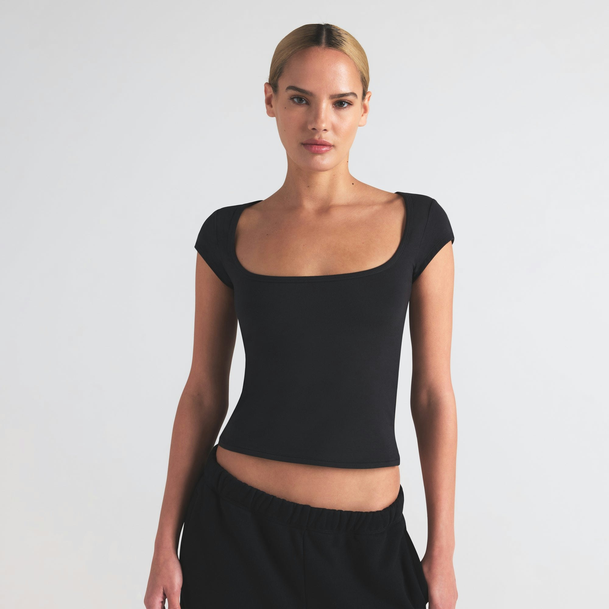 COTTON JERSEY SCOOP NECK T-SHIRT | SOOT ON A MODEL SIDE VIEW | FOCUS: 0.0, 1.0, 0.9
