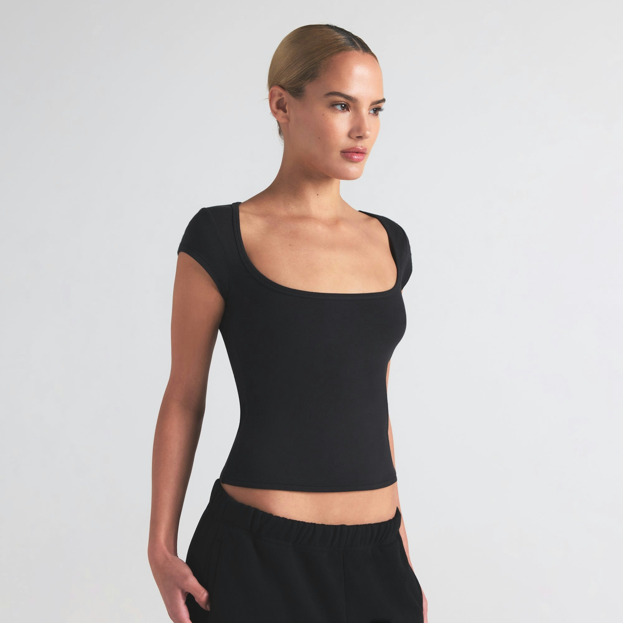 COTTON JERSEY SCOOP NECK T-SHIRT | SOOT ON A MODEL SIDE VIEW | FOCUS: 0.0, 1.0, 0.9