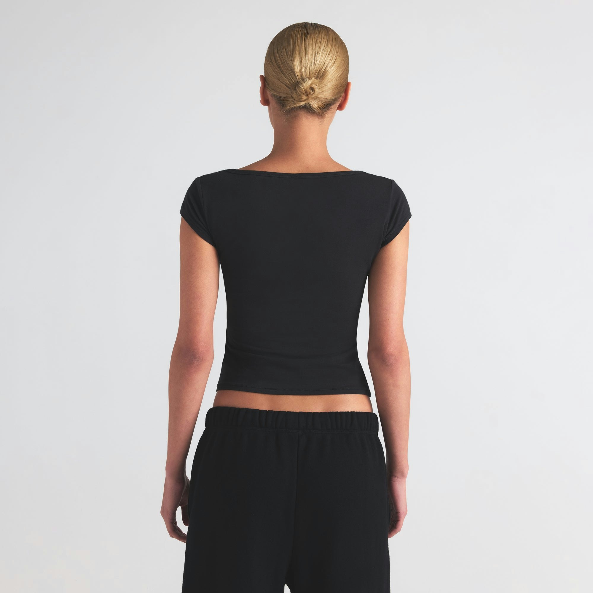 COTTON JERSEY SCOOP NECK T-SHIRT | SOOT ON A MODEL SIDE VIEW | FOCUS: 0.0, 1.0, 0.9