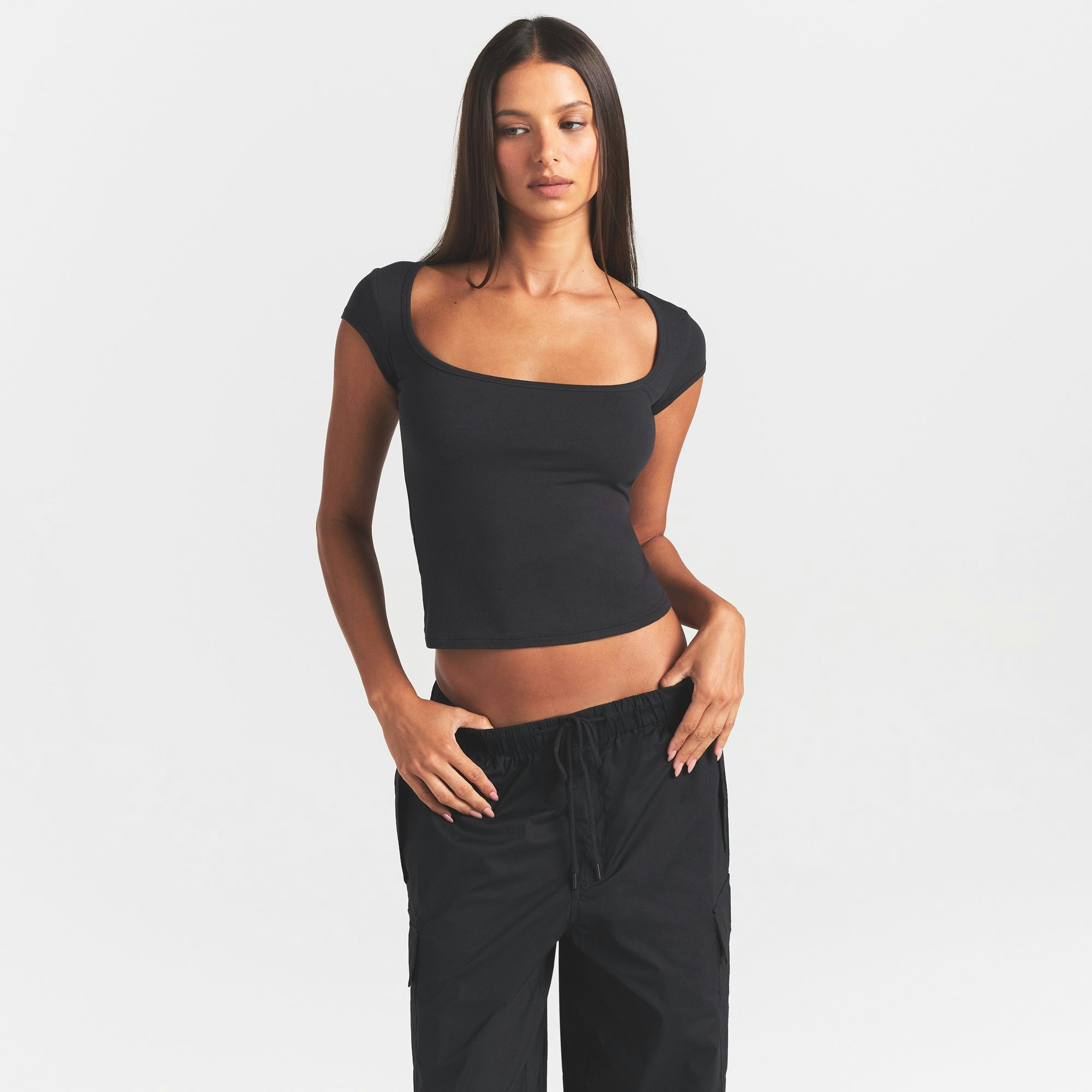 COTTON JERSEY SCOOP NECK T-SHIRT | SOOT ON A MODEL SIDE VIEW @ | FOCUS: 0.0, 1.0, 0.9