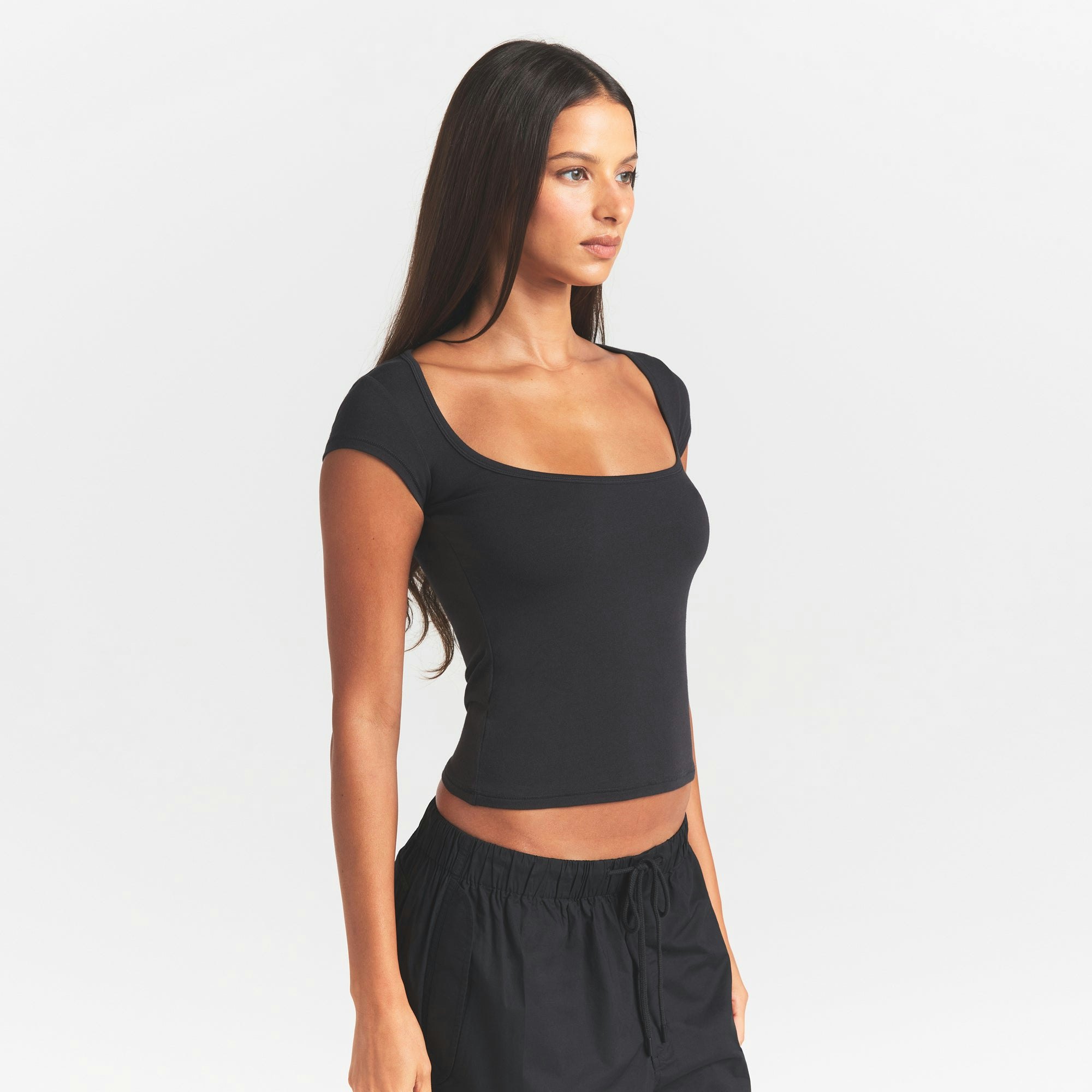 COTTON JERSEY SCOOP NECK T-SHIRT | SOOT ON A MODEL SIDE VIEW @ | FOCUS: 0.0, 1.0, 0.9