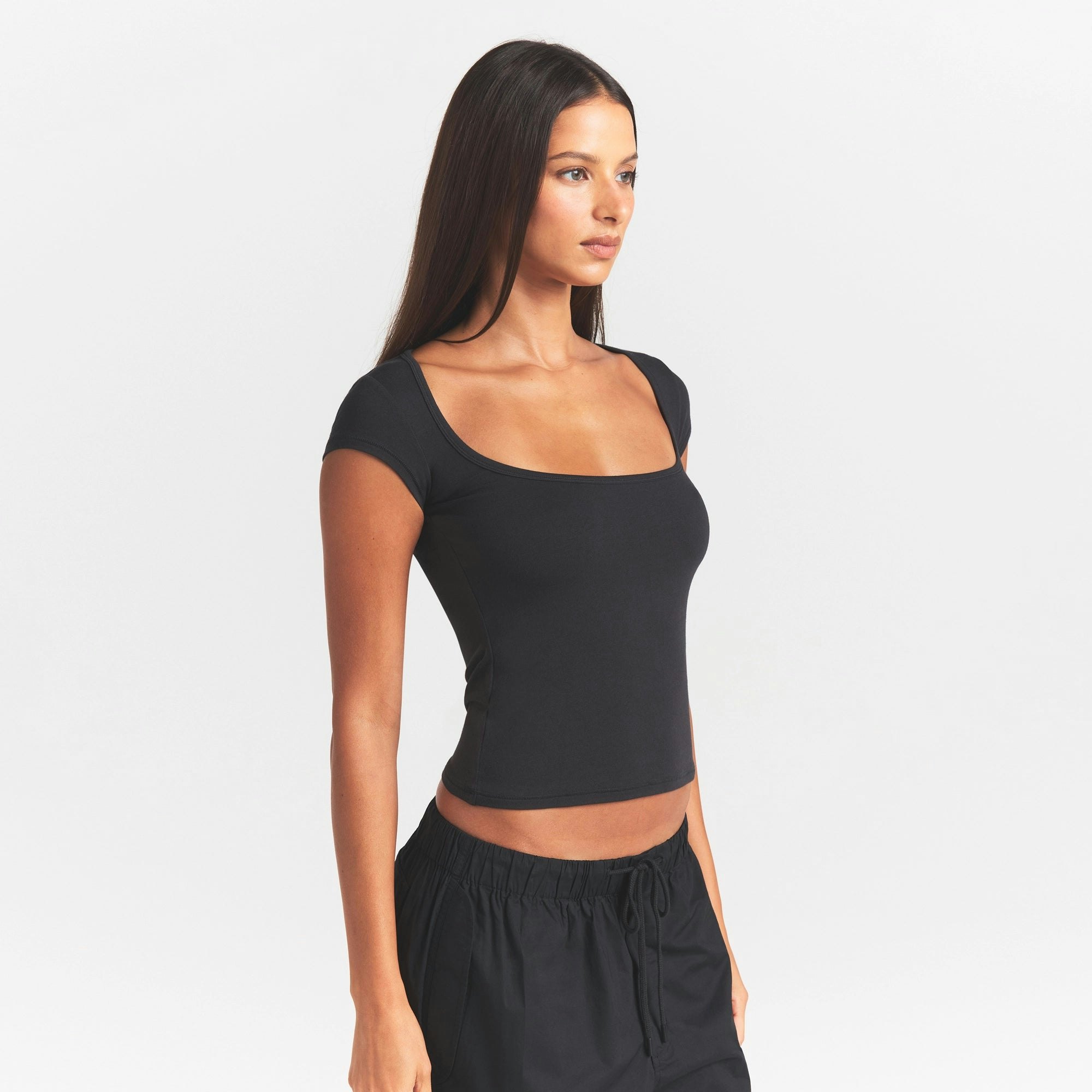 COTTON JERSEY SCOOP NECK T-SHIRT | SOOT ON A MODEL SIDE VIEW @ | FOCUS: 0.0, 1.0, 0.9