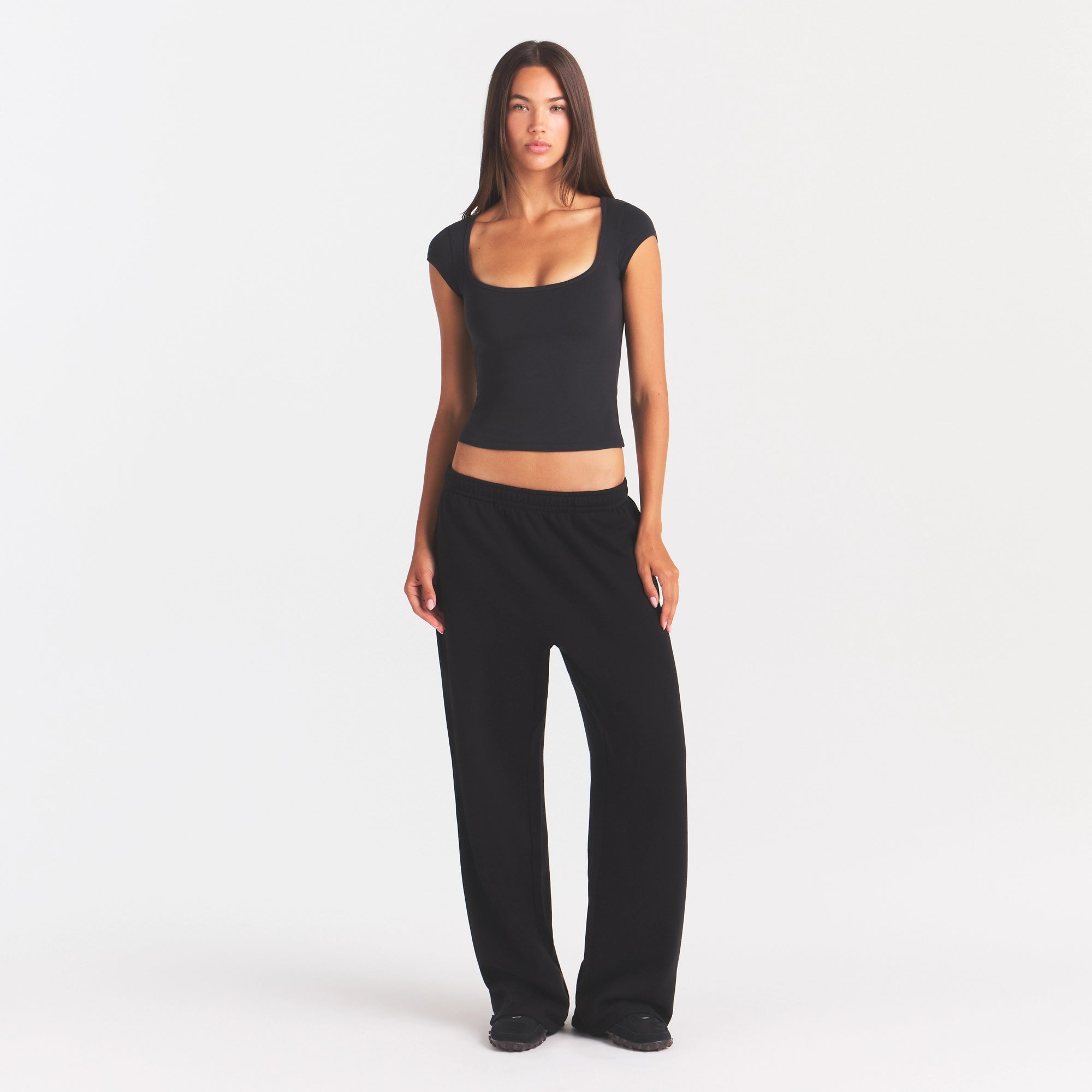COTTON JERSEY SCOOP NECK T-SHIRT | SOOT ON A MODEL FRONT VIEW @ | FOCUS: 0.0, 1.0, 0.9